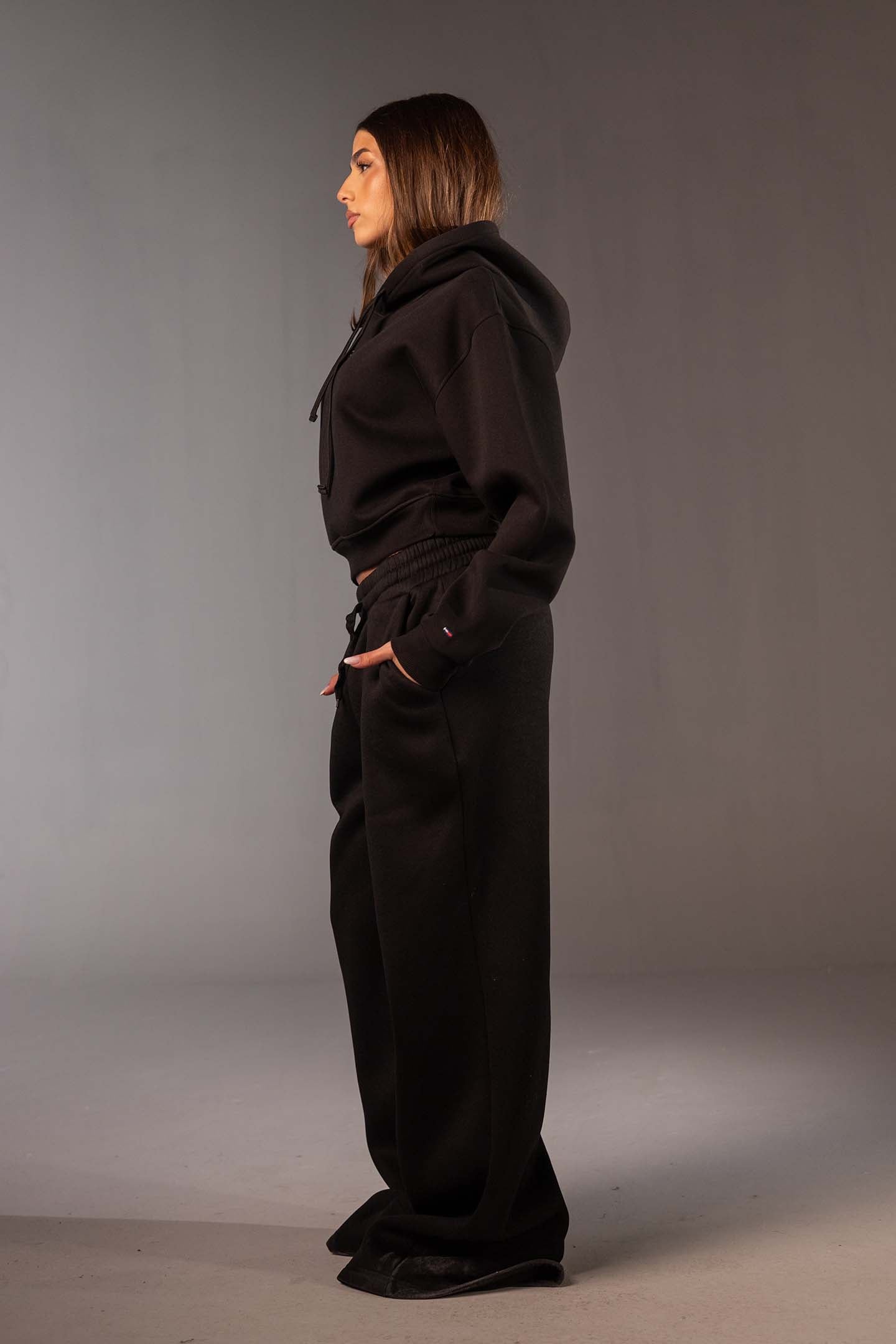 بنطال سويت بانت أسود واسع بقَصّة أوفر سايز