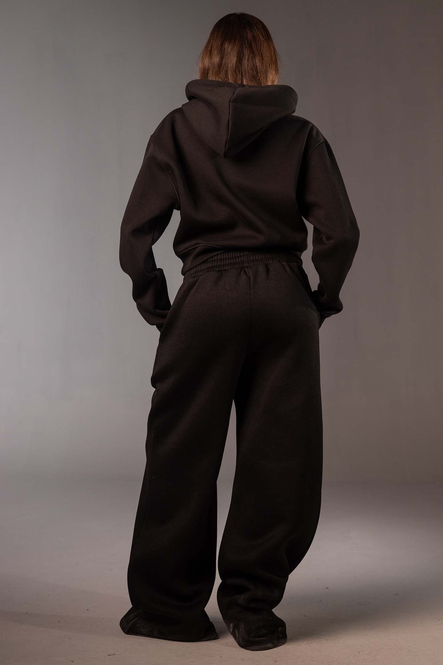 بنطال سويت بانت أسود واسع بقَصّة أوفر سايز