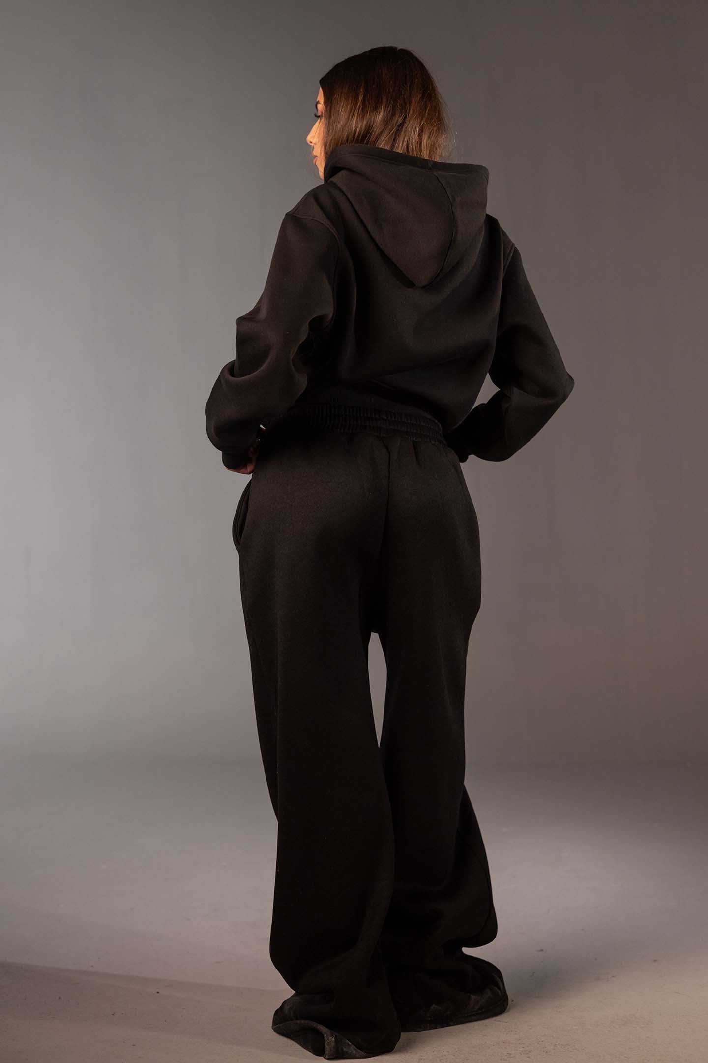 بنطال سويت بانت أسود واسع بقَصّة أوفر سايز