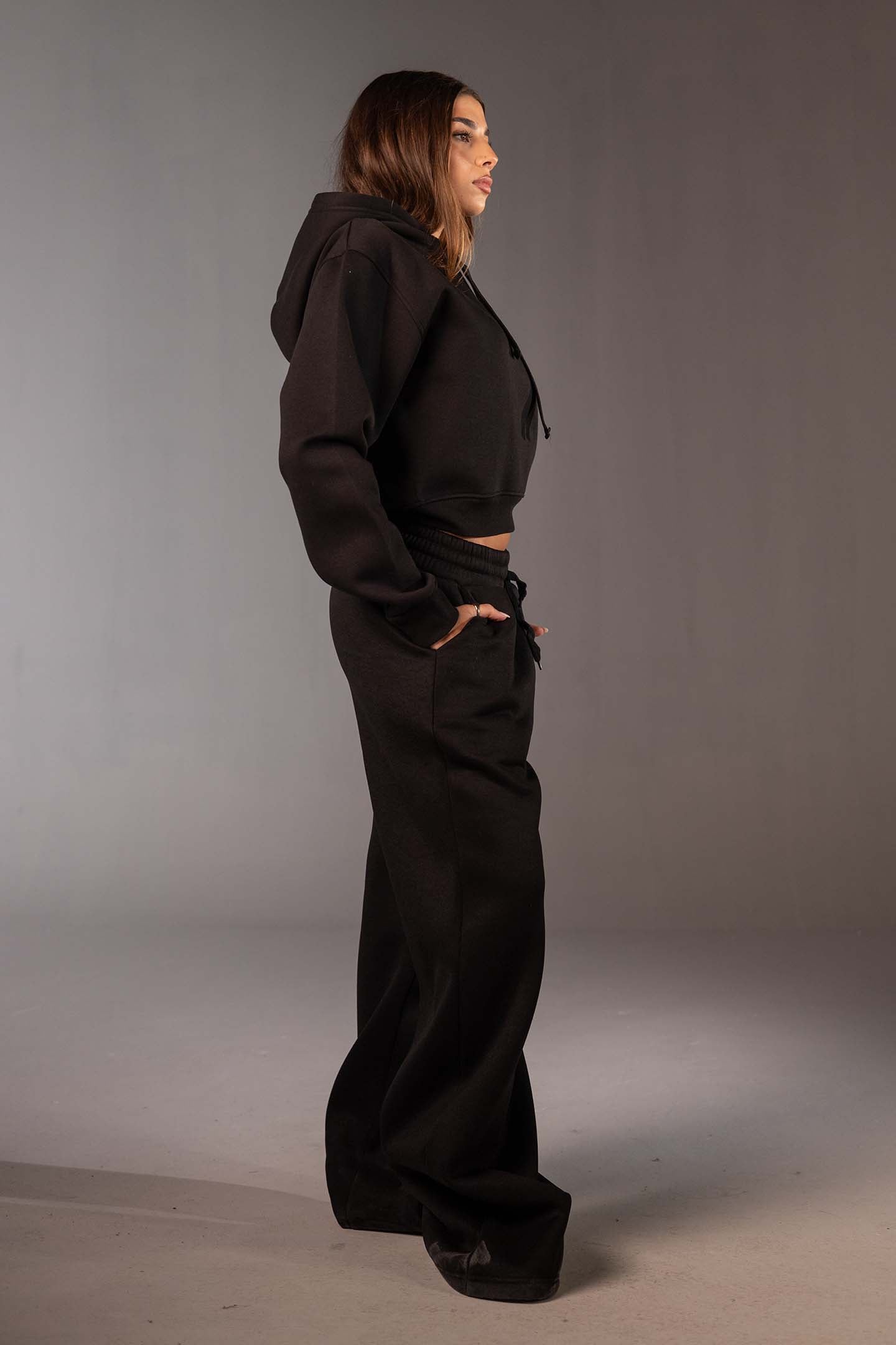 بنطال سويت بانت أسود واسع بقَصّة أوفر سايز