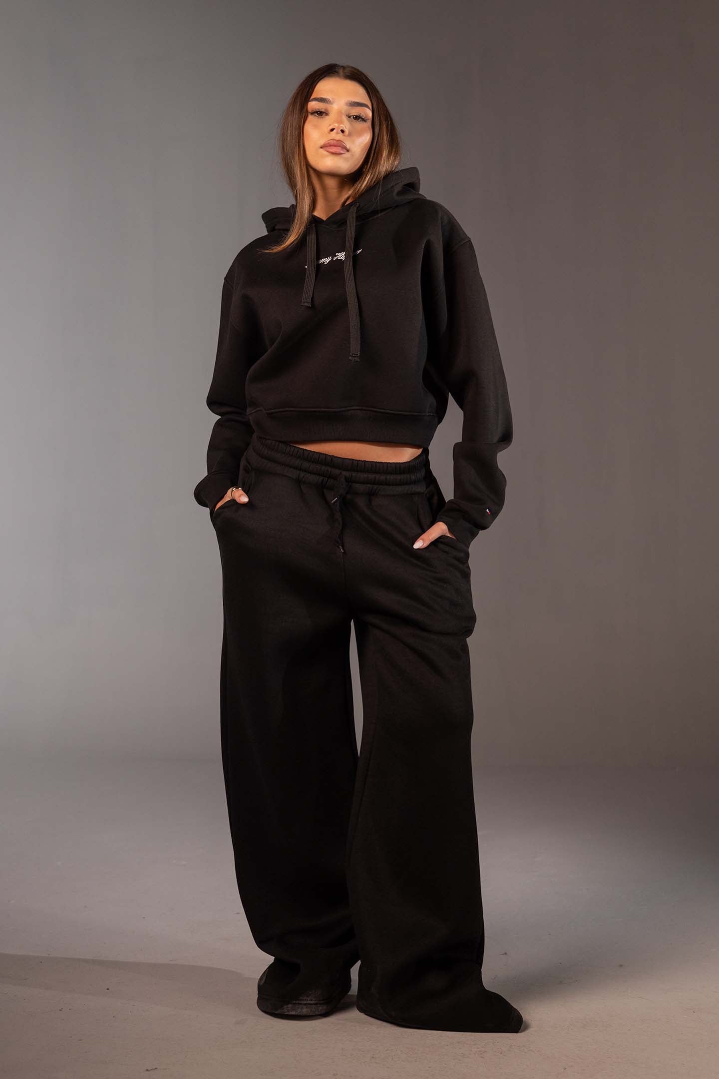 بنطال سويت بانت أسود واسع بقَصّة أوفر سايز