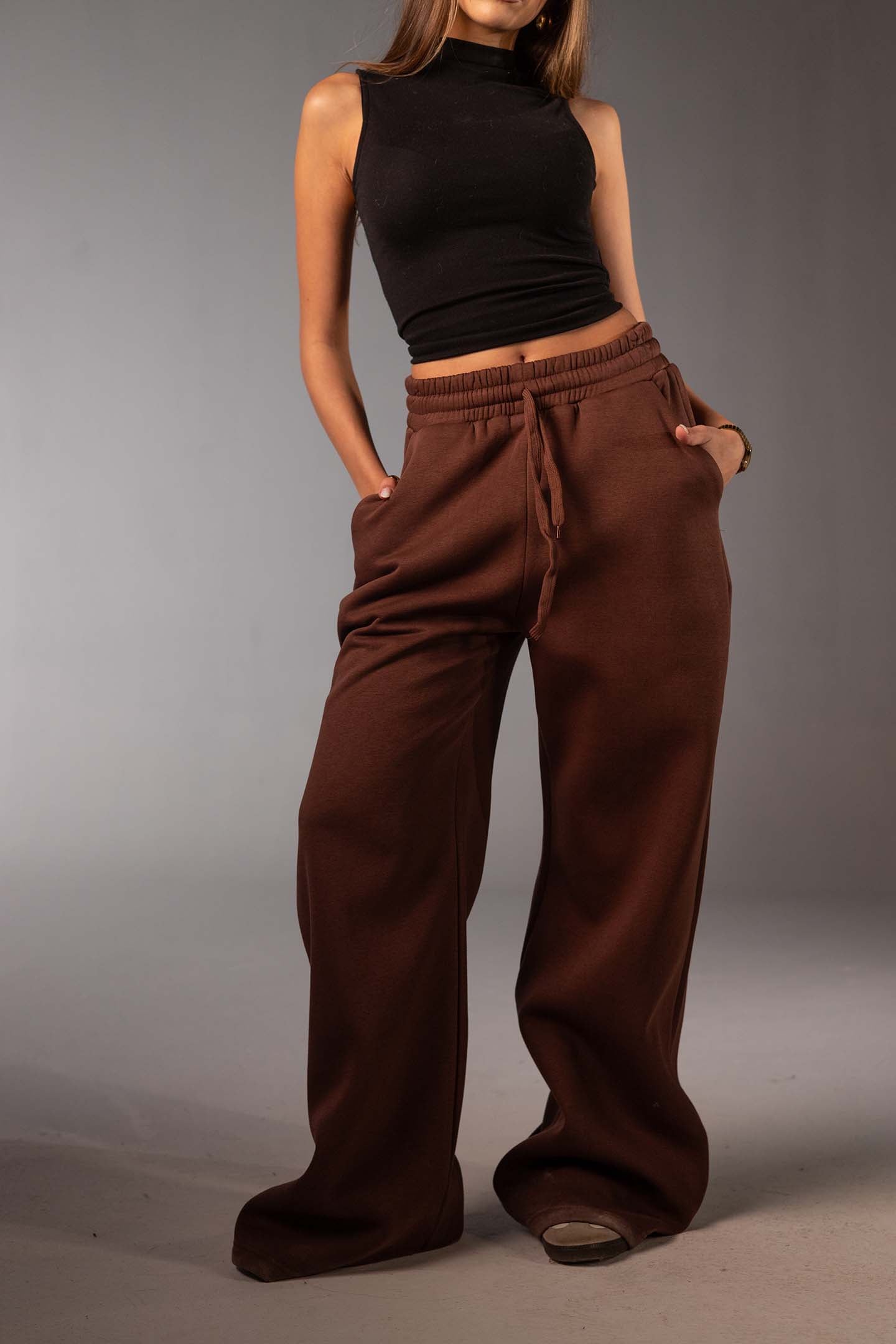 بنطال سويت بانت بني واسع بقَصّة أوفر سايز