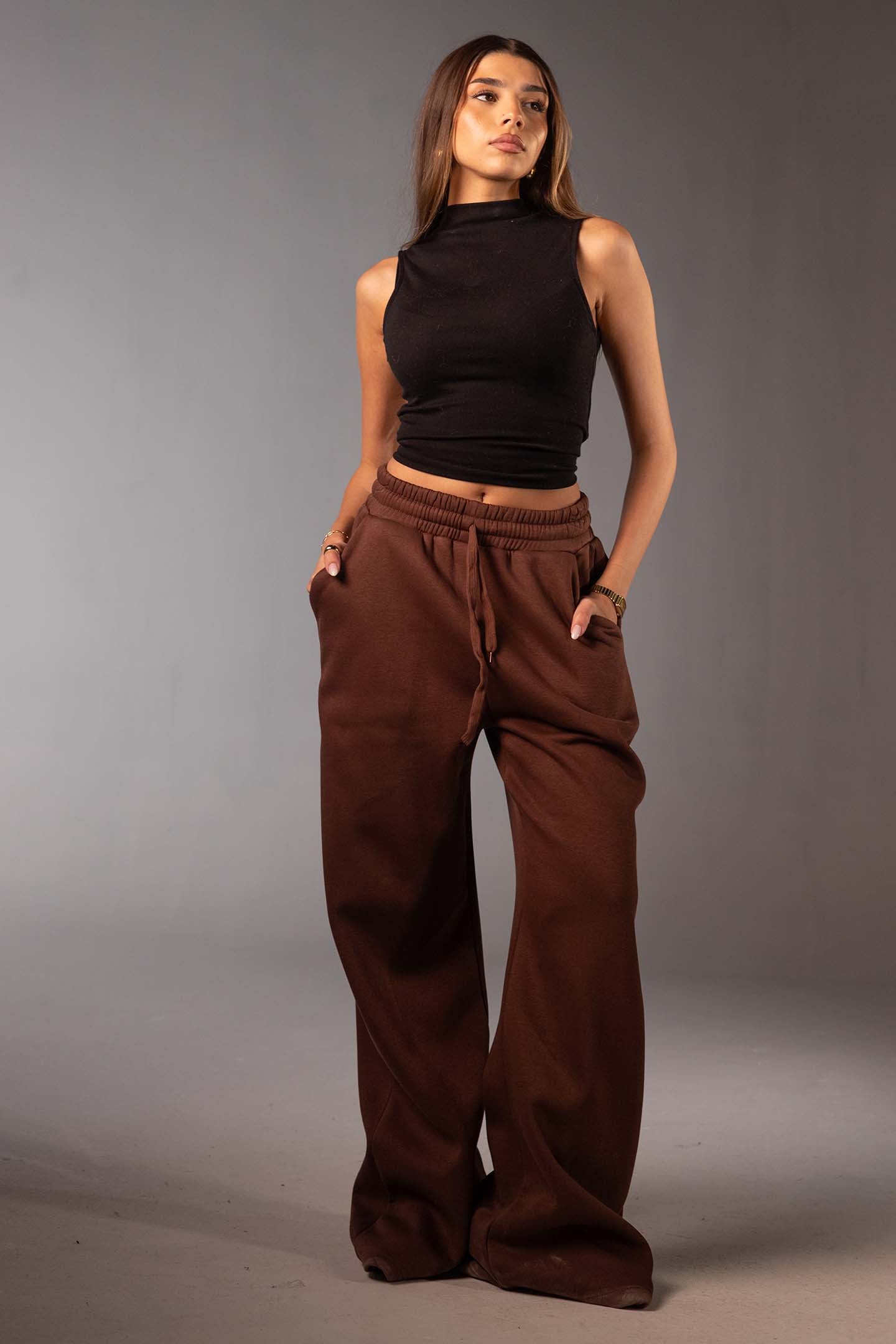 بنطال سويت بانت بني واسع بقَصّة أوفر سايز