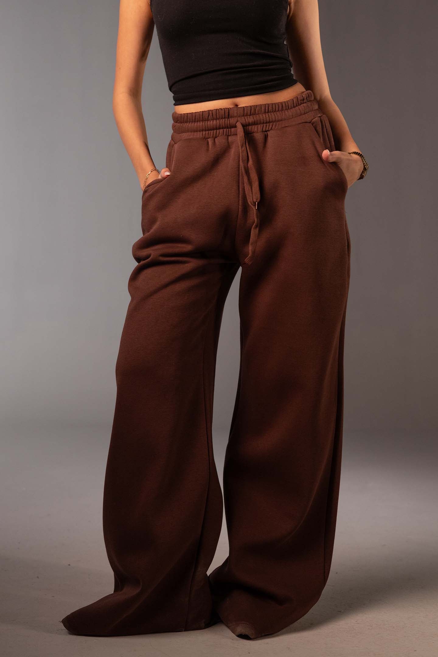 بنطال سويت بانت بني واسع بقَصّة أوفر سايز