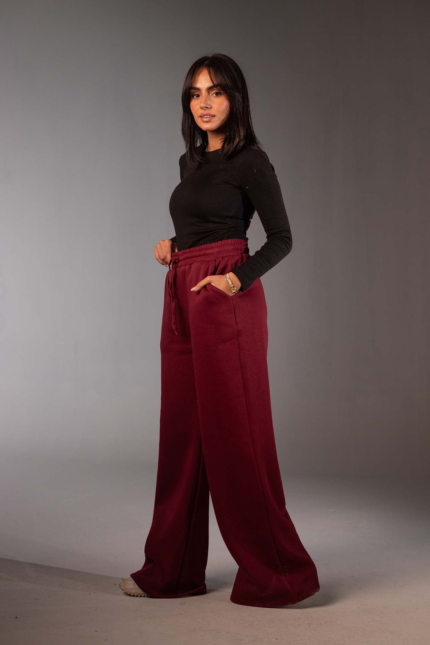 بنطال سويت بانت عنابي واسع بقَصّة أوفر سايز