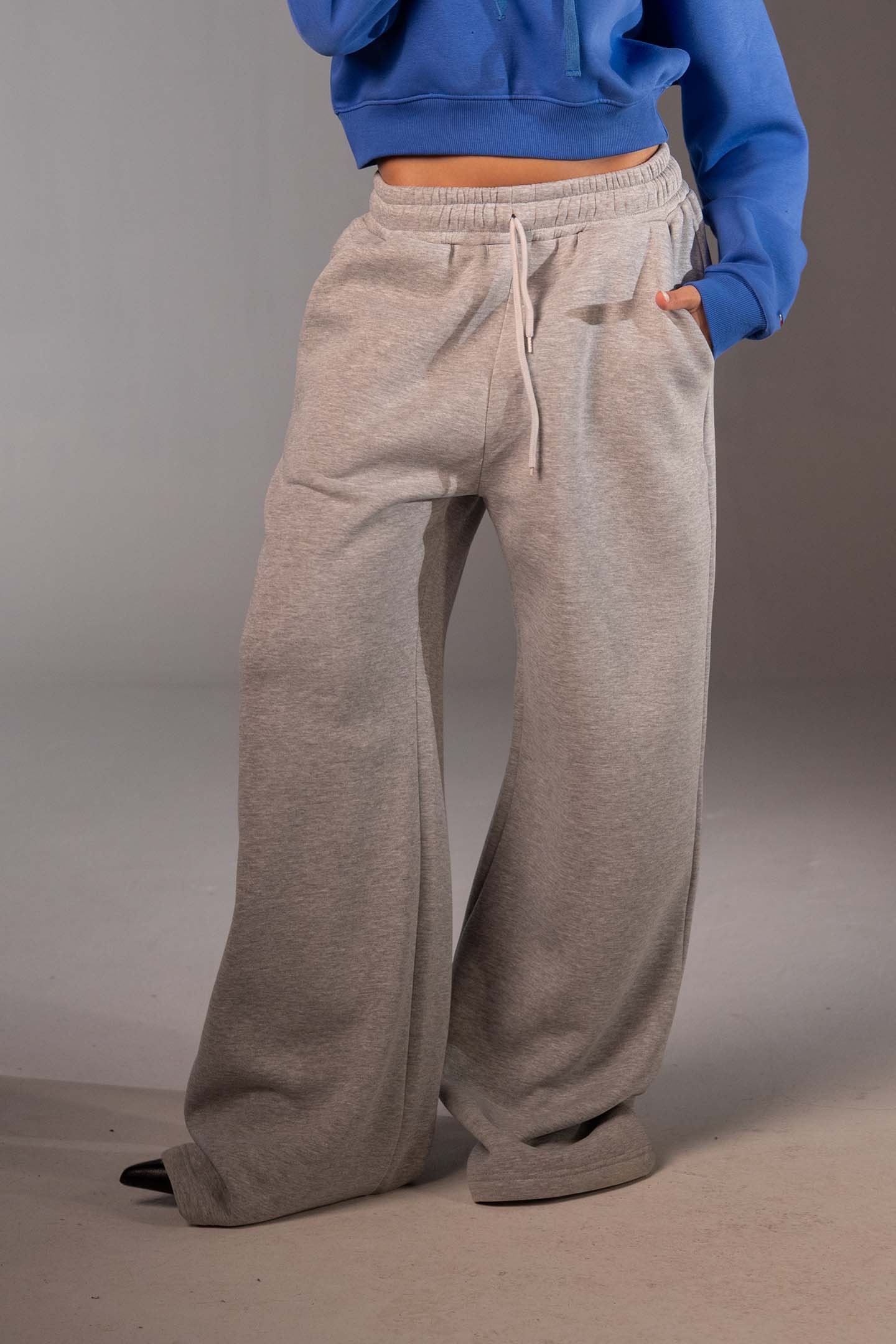 بنطال سويت بانت رمادي فاتح واسع بقَصّة أوفر سايز