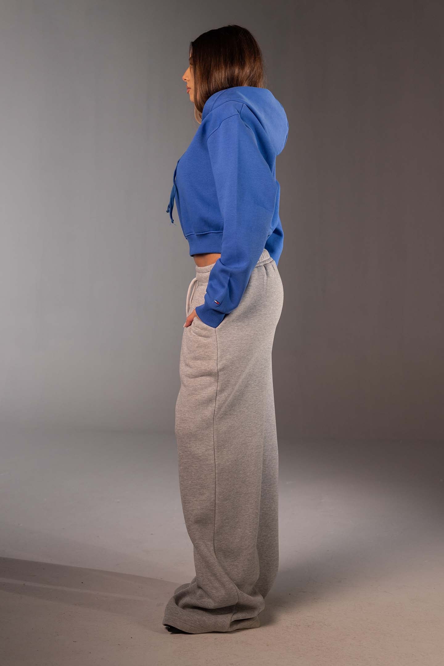 بنطال سويت بانت رمادي فاتح واسع بقَصّة أوفر سايز