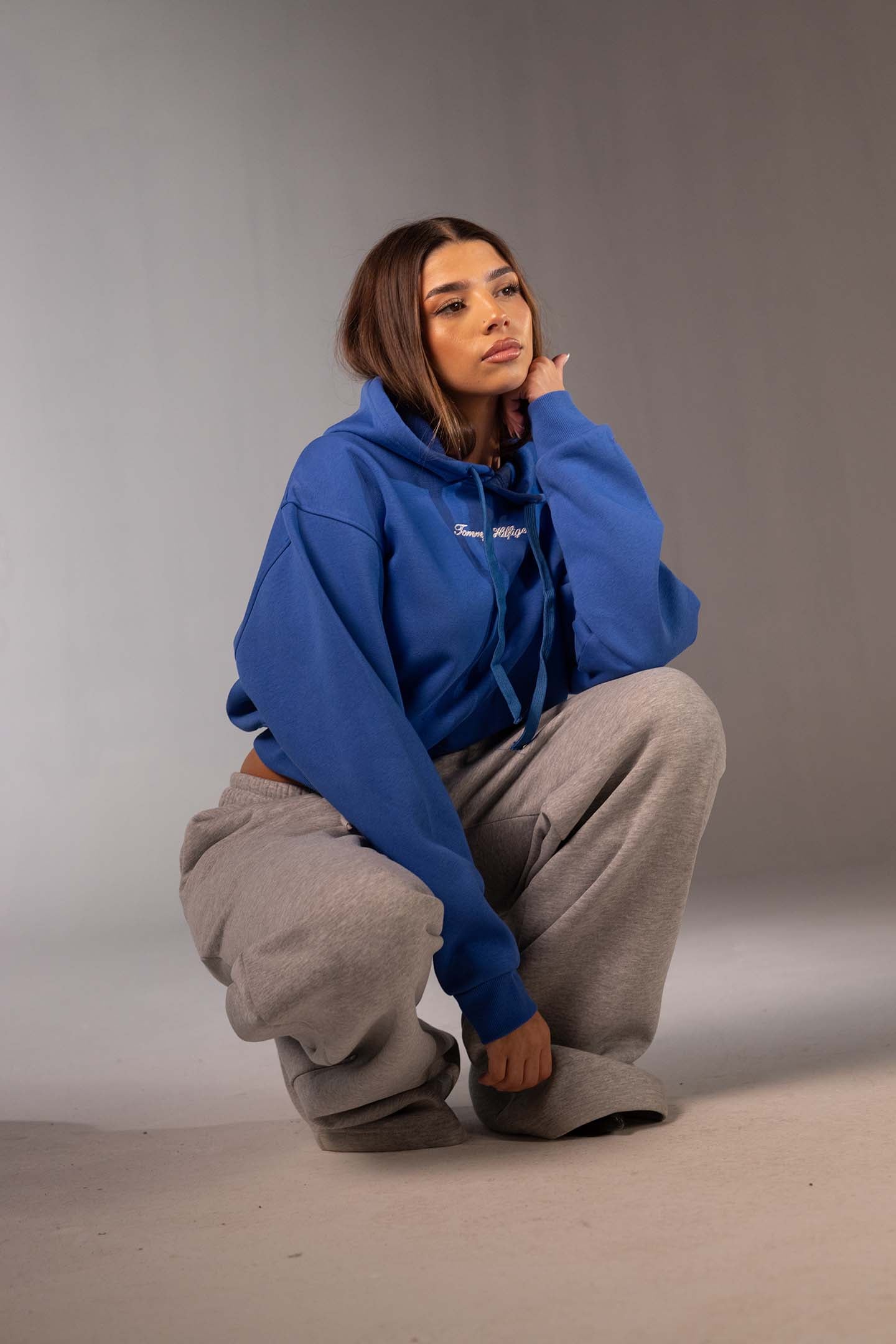 بنطال سويت بانت رمادي فاتح واسع بقَصّة أوفر سايز