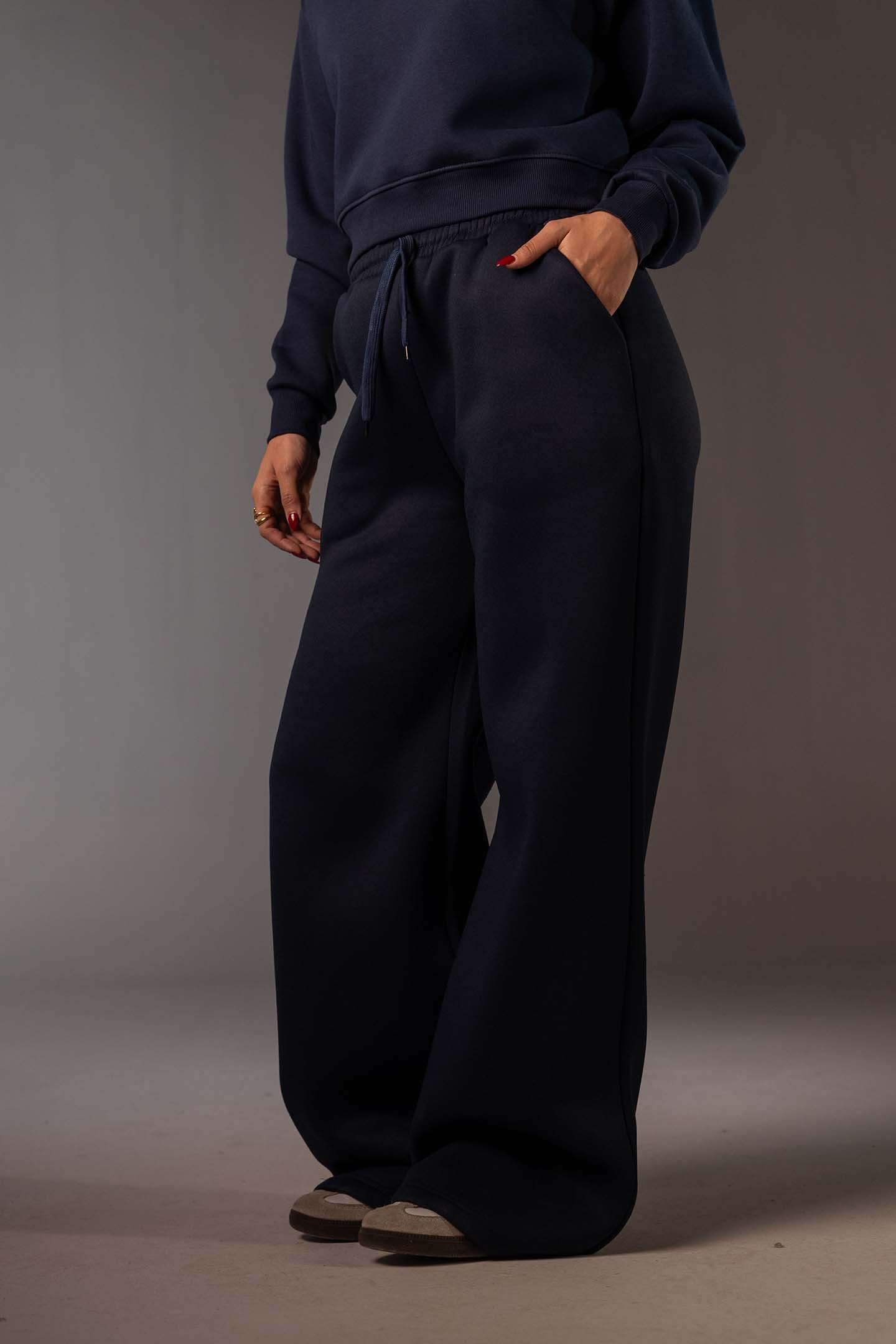 ربنطال سويت بانت كحلي واسع بقَصّة أوفر سايز