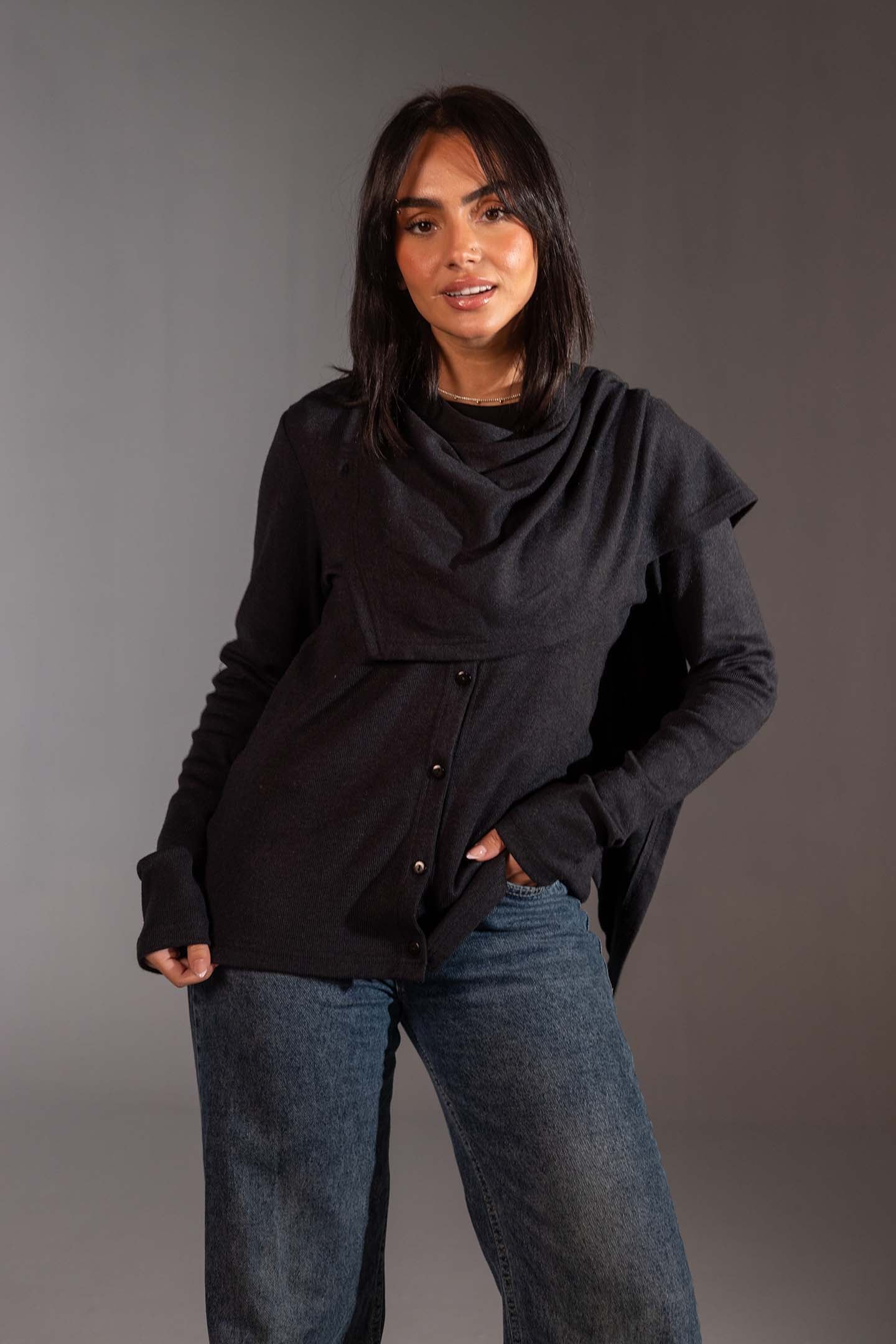 توب صوف محاك أسود مع شال قابل للإزالة