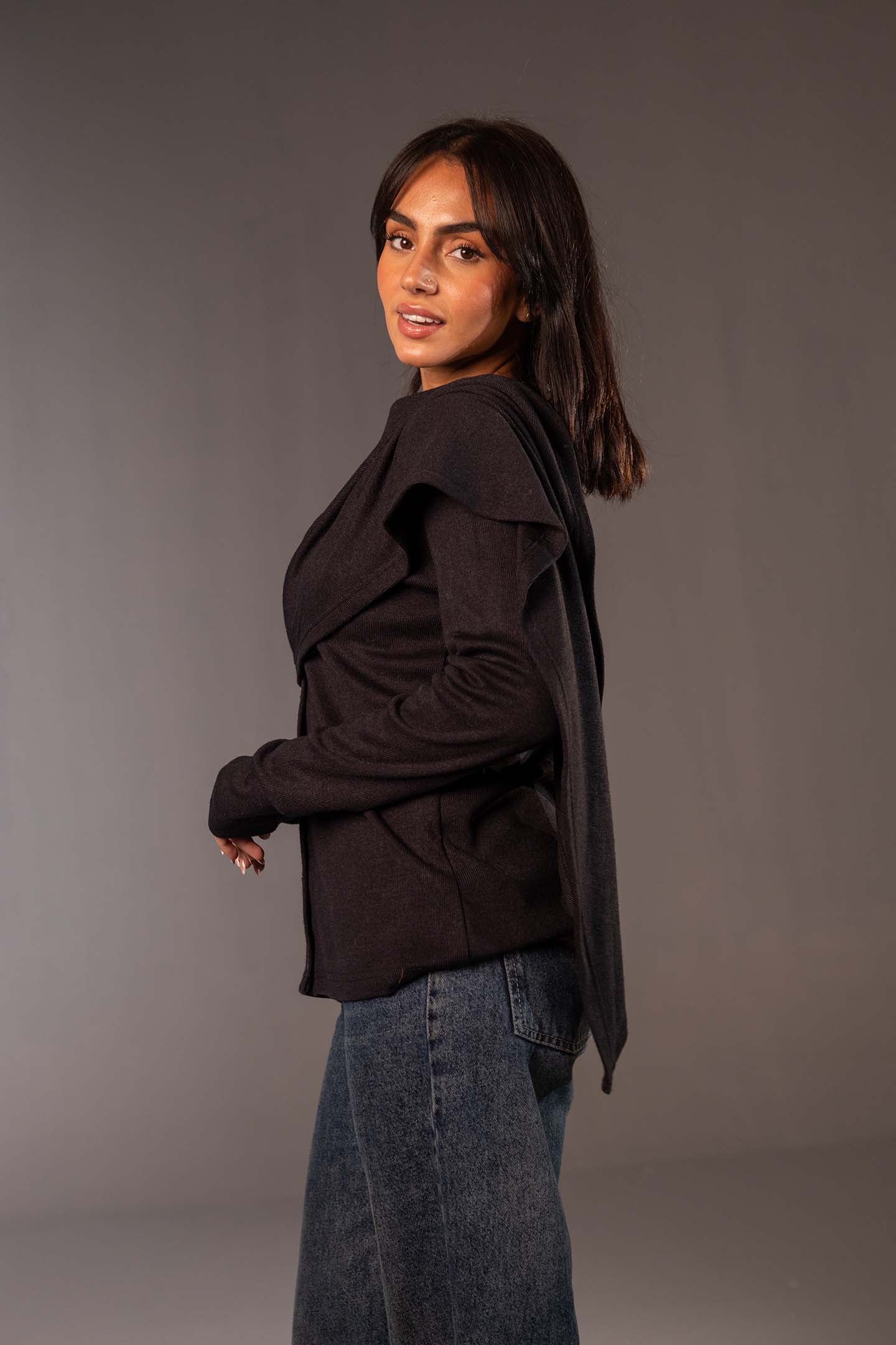 توب صوف محاك أسود مع شال قابل للإزالة