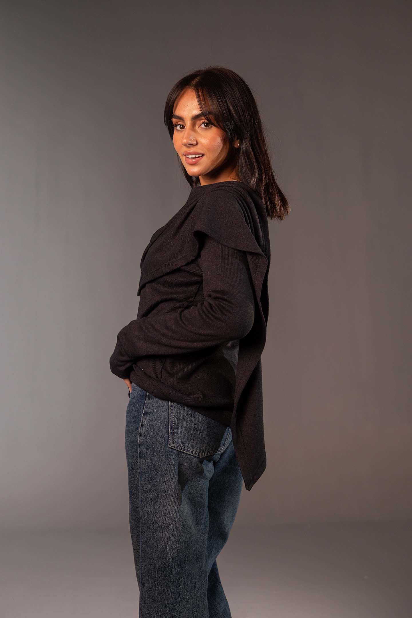 توب صوف محاك أسود مع شال قابل للإزالة