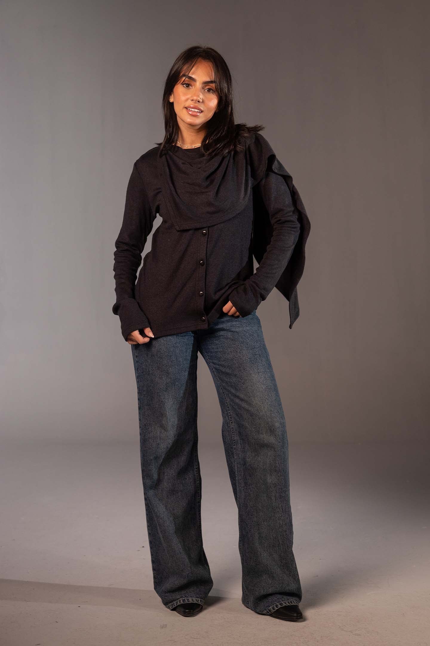 توب صوف محاك أسود مع شال قابل للإزالة