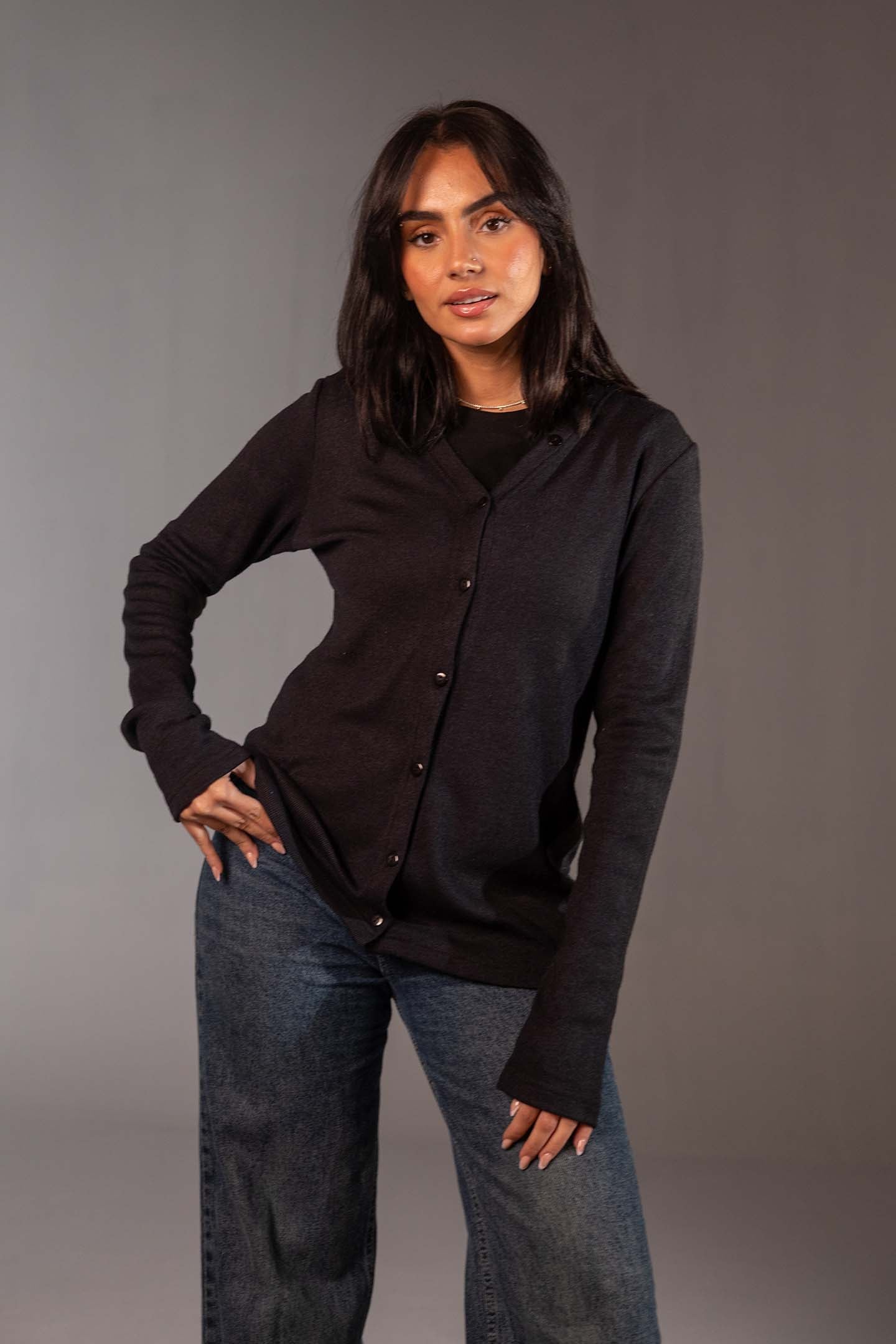 توب صوف محاك أسود مع شال قابل للإزالة