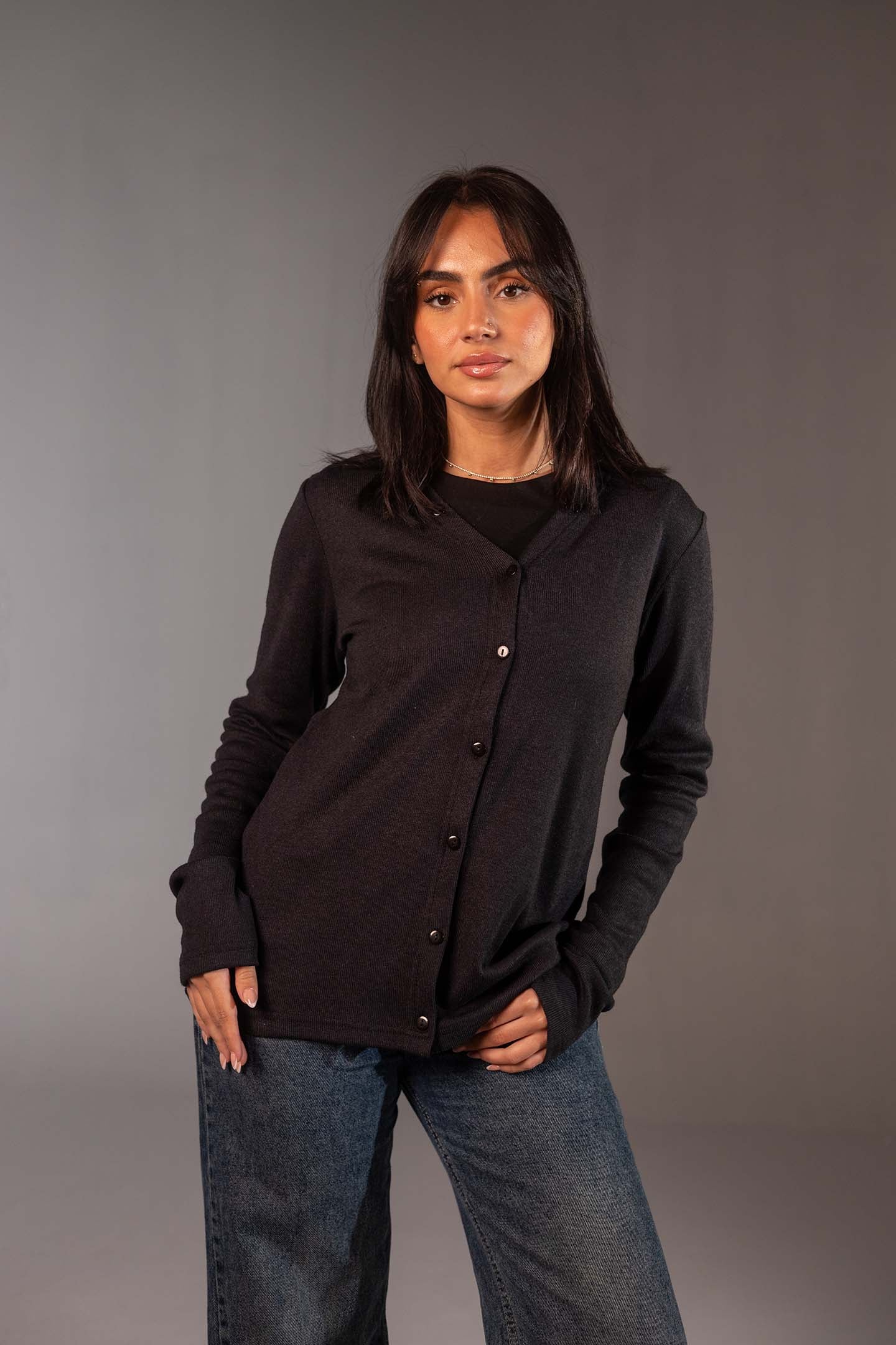 توب صوف محاك أسود مع شال قابل للإزالة