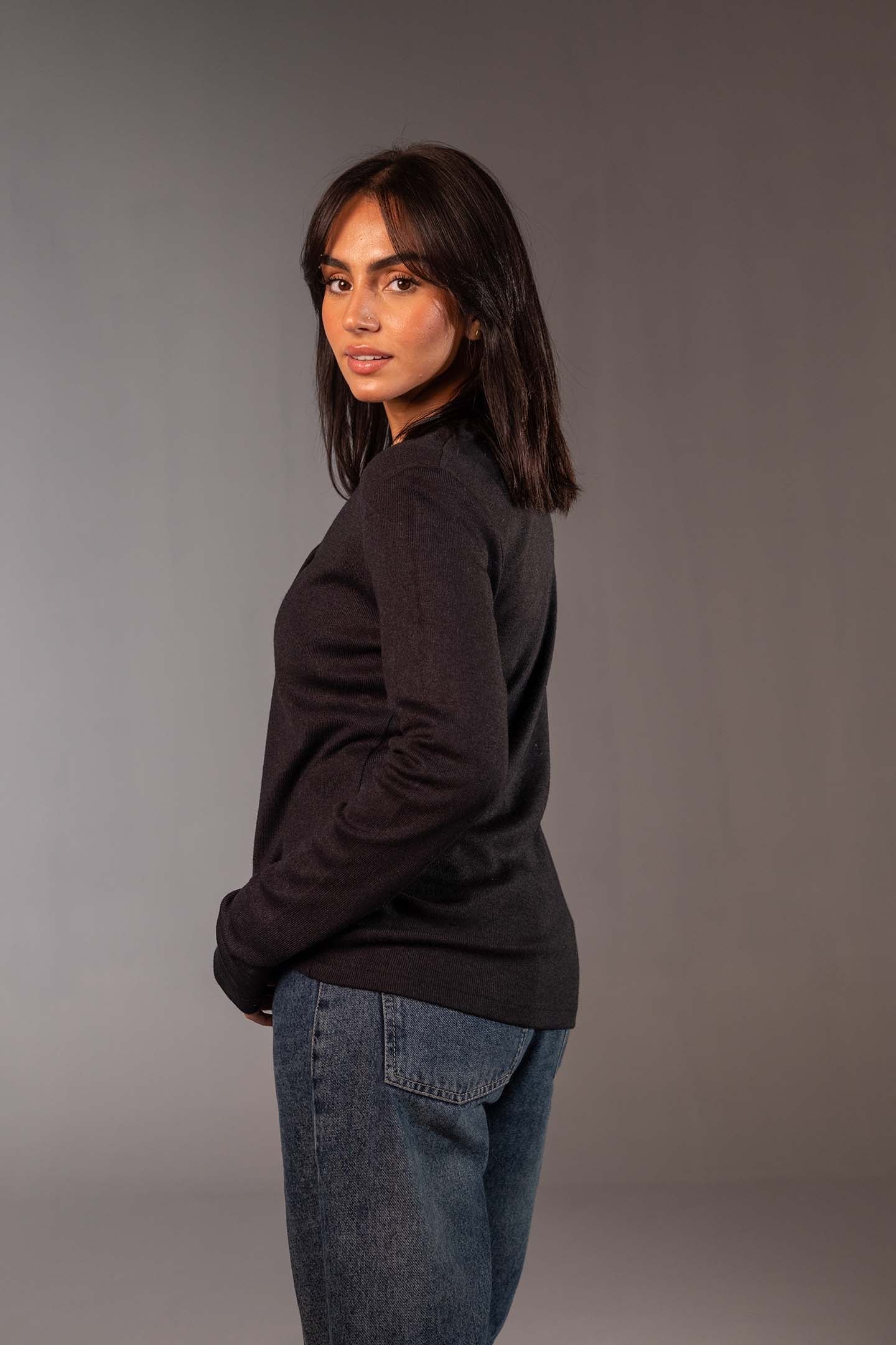 توب صوف محاك أسود مع شال قابل للإزالة