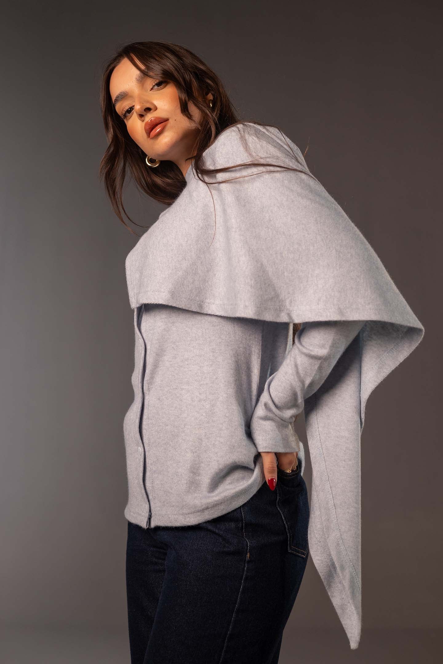 توب صوف محاك أزرق مع شال قابل للإزالة