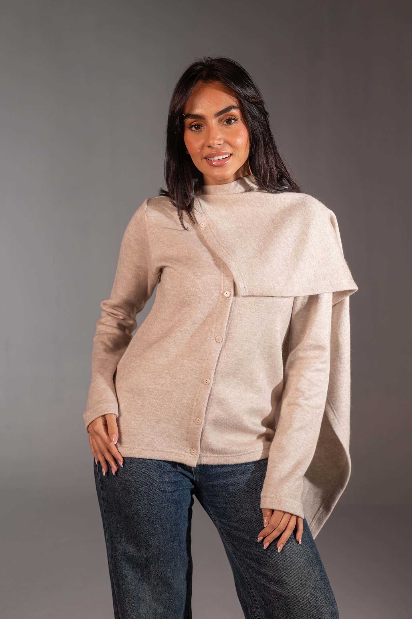 توب صوف محاك أوف وايت مع شال قابل للإزالة