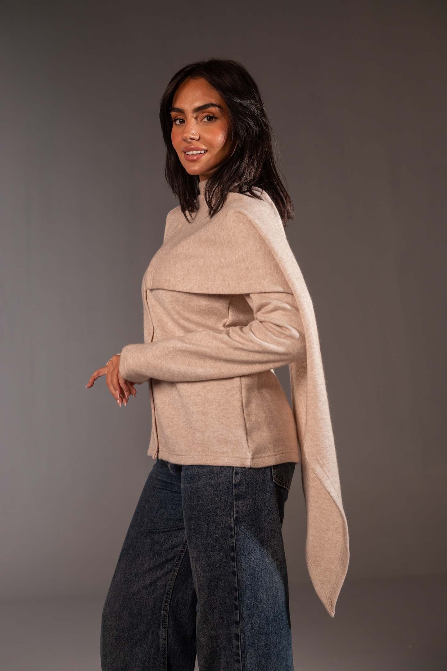 توب صوف محاك أوف وايت مع شال قابل للإزالة