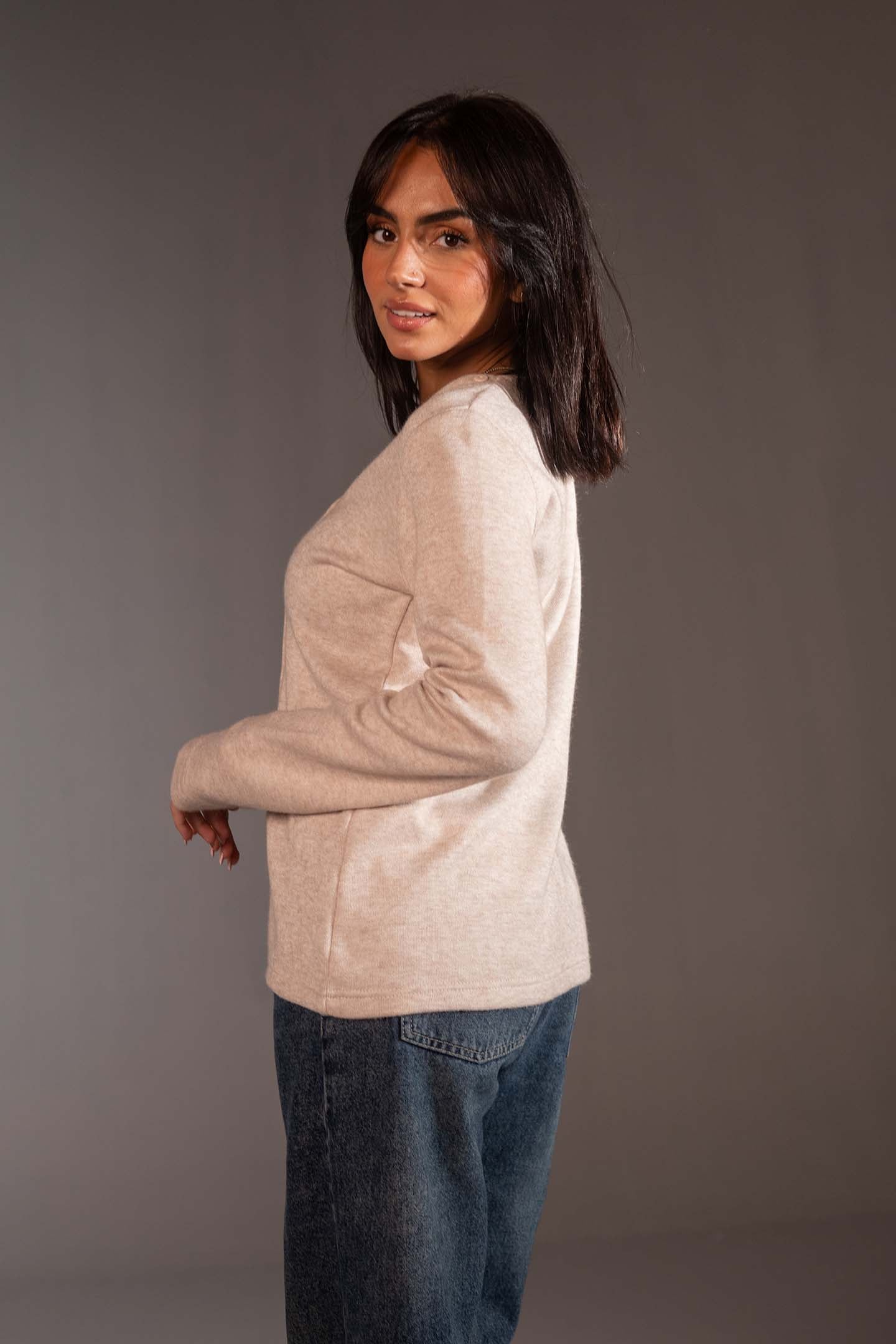 توب صوف محاك أوف وايت مع شال قابل للإزالة