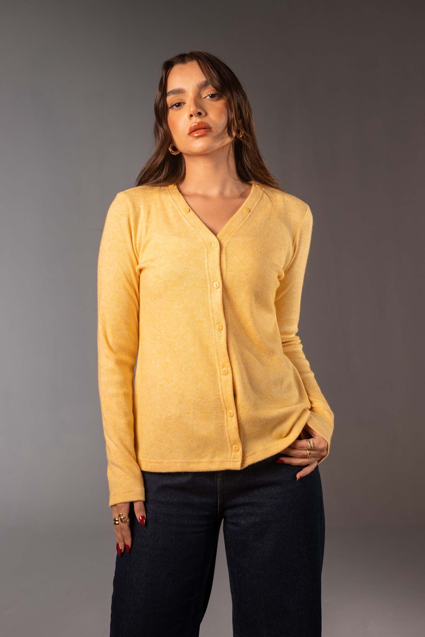 توب صوف محاك أصفر مع شال قابل للإزالة