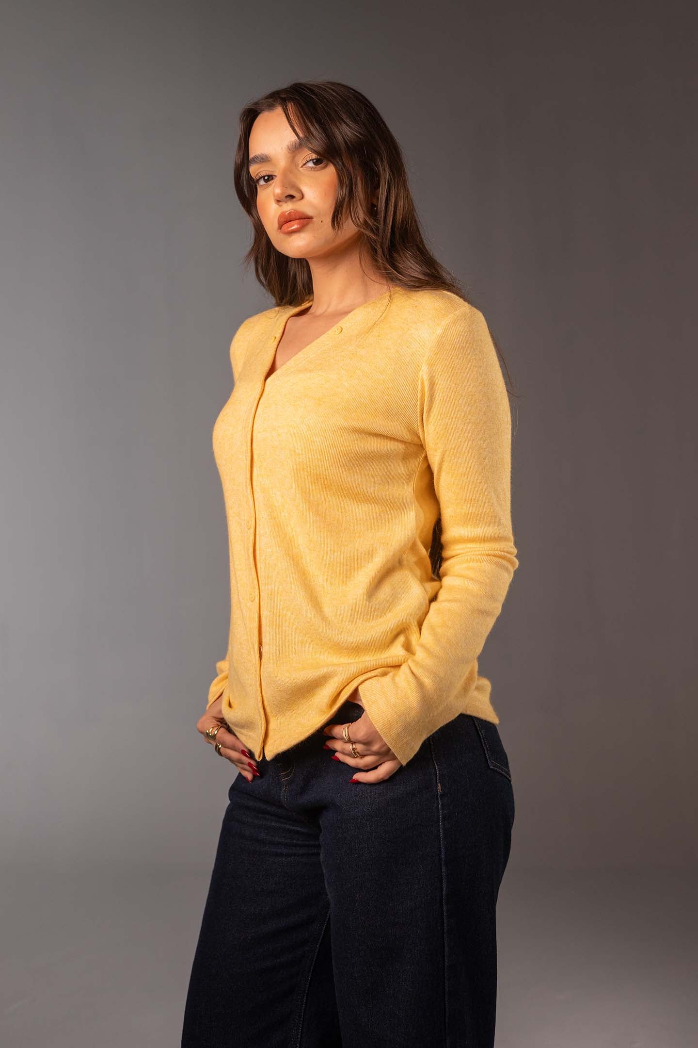 توب صوف محاك أصفر مع شال قابل للإزالة