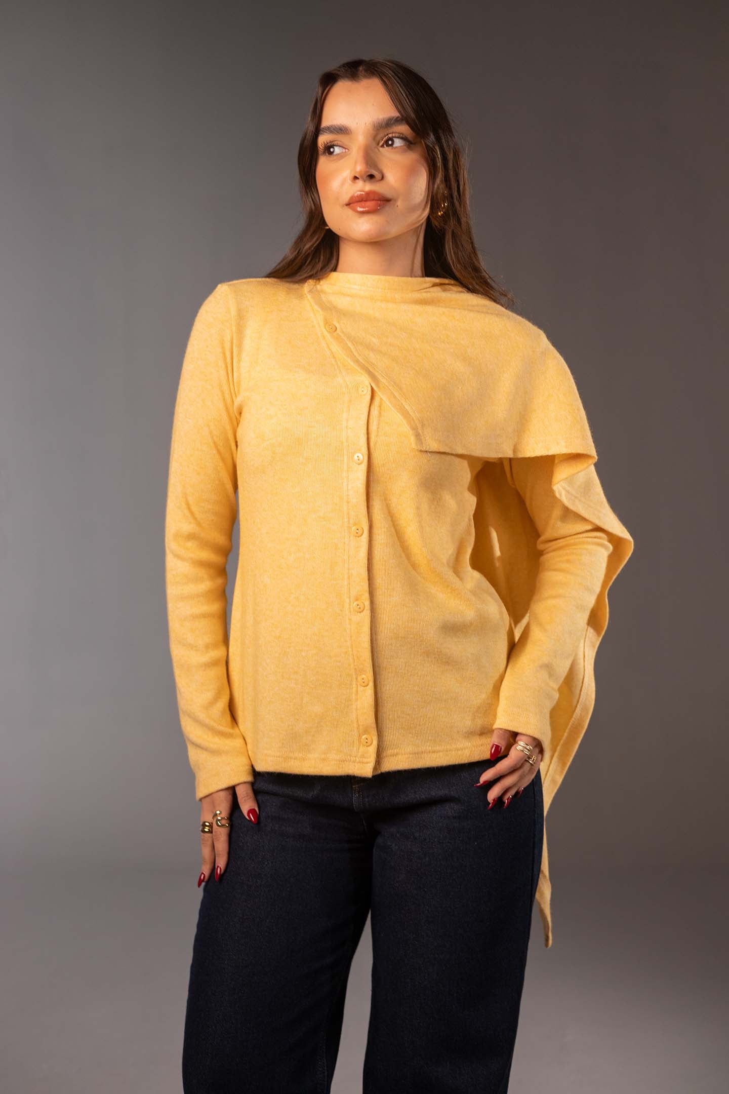 توب صوف محاك أصفر مع شال قابل للإزالة