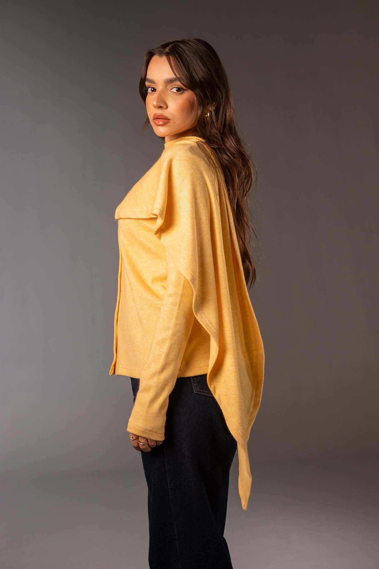 توب صوف محاك أصفر مع شال قابل للإزالة