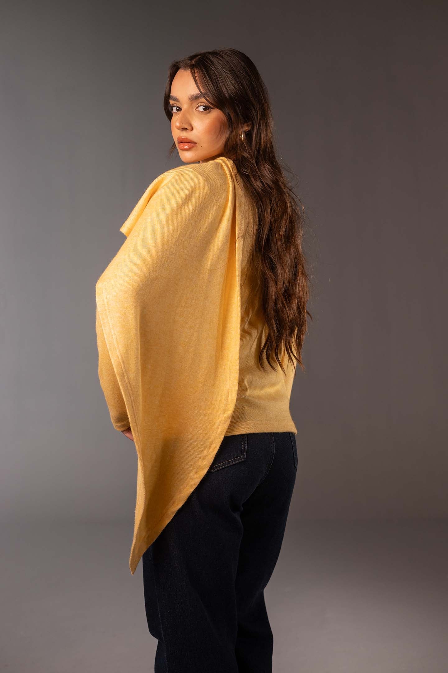 توب صوف محاك أصفر مع شال قابل للإزالة