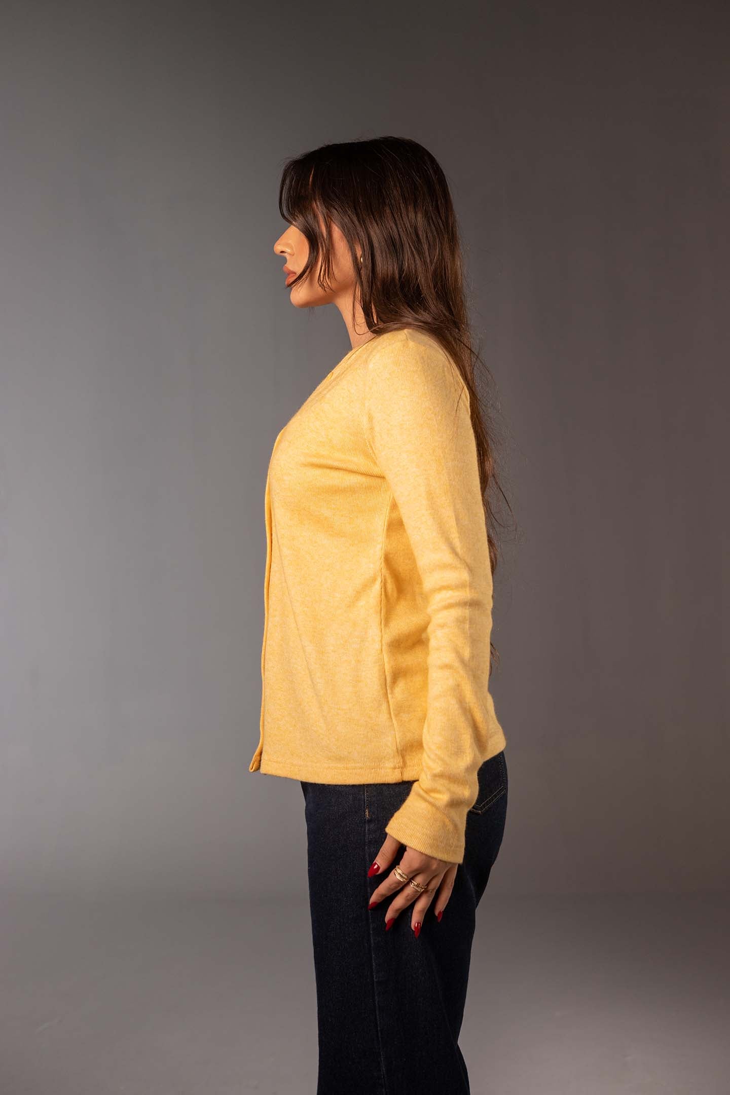 توب صوف محاك أصفر مع شال قابل للإزالة