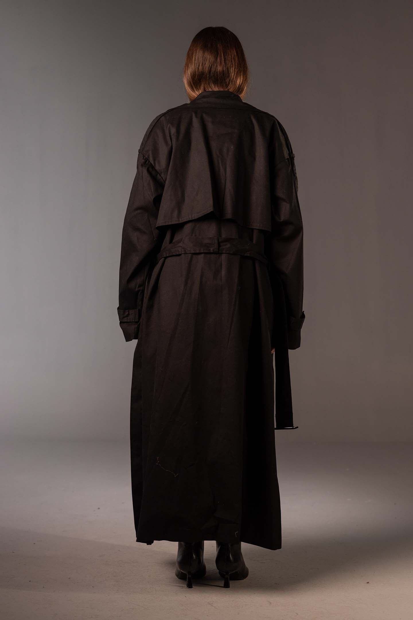 معطف ترنش أسود أوفر سايز مزدوج الأزرار