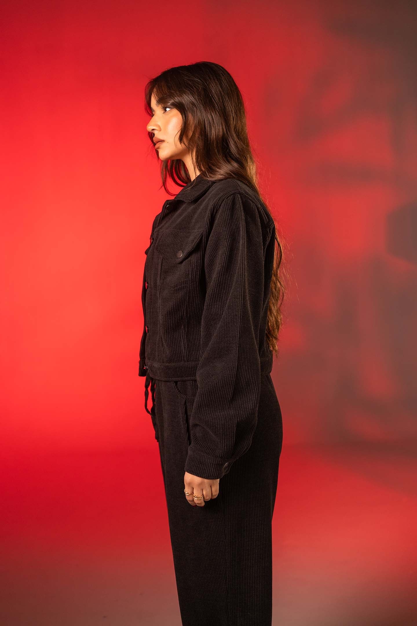 جاكيت قصير من الكوردروي باللون الأسود