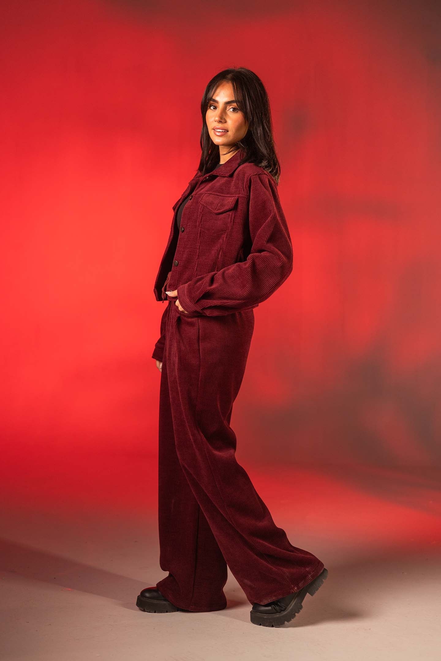 جاكيت كوردروي قصير باللون العنابي