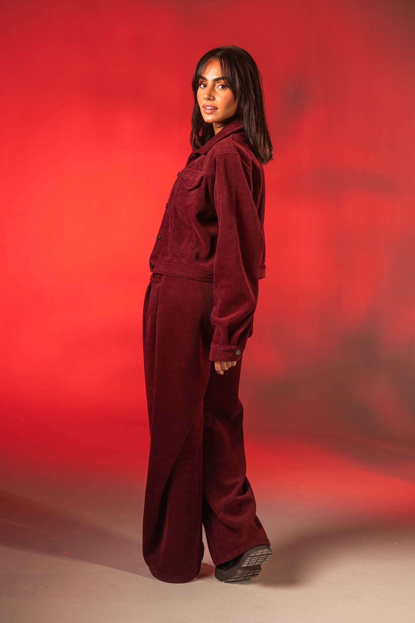 جاكيت كوردروي قصير باللون العنابي