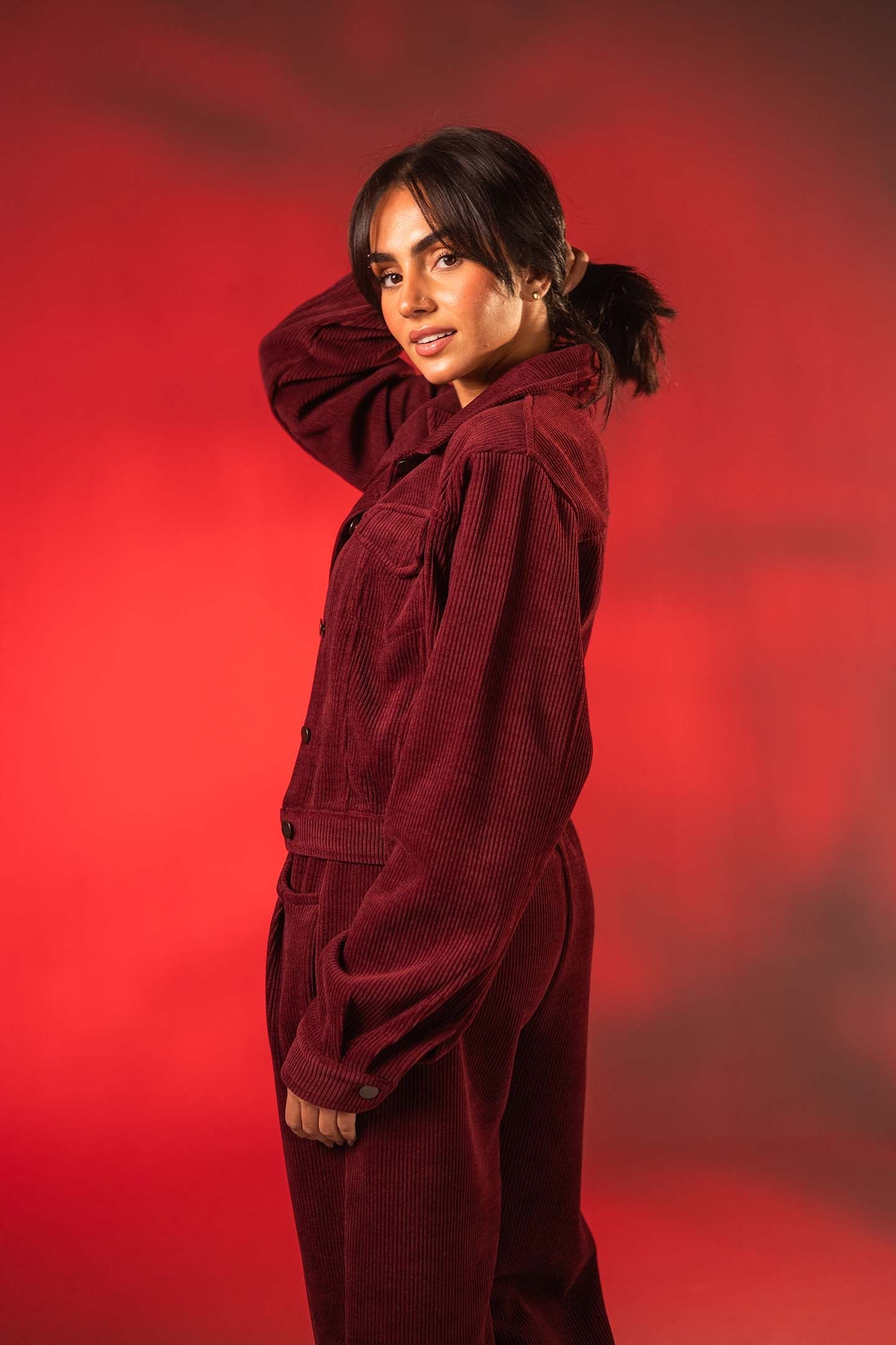 جاكيت كوردروي قصير باللون العنابي