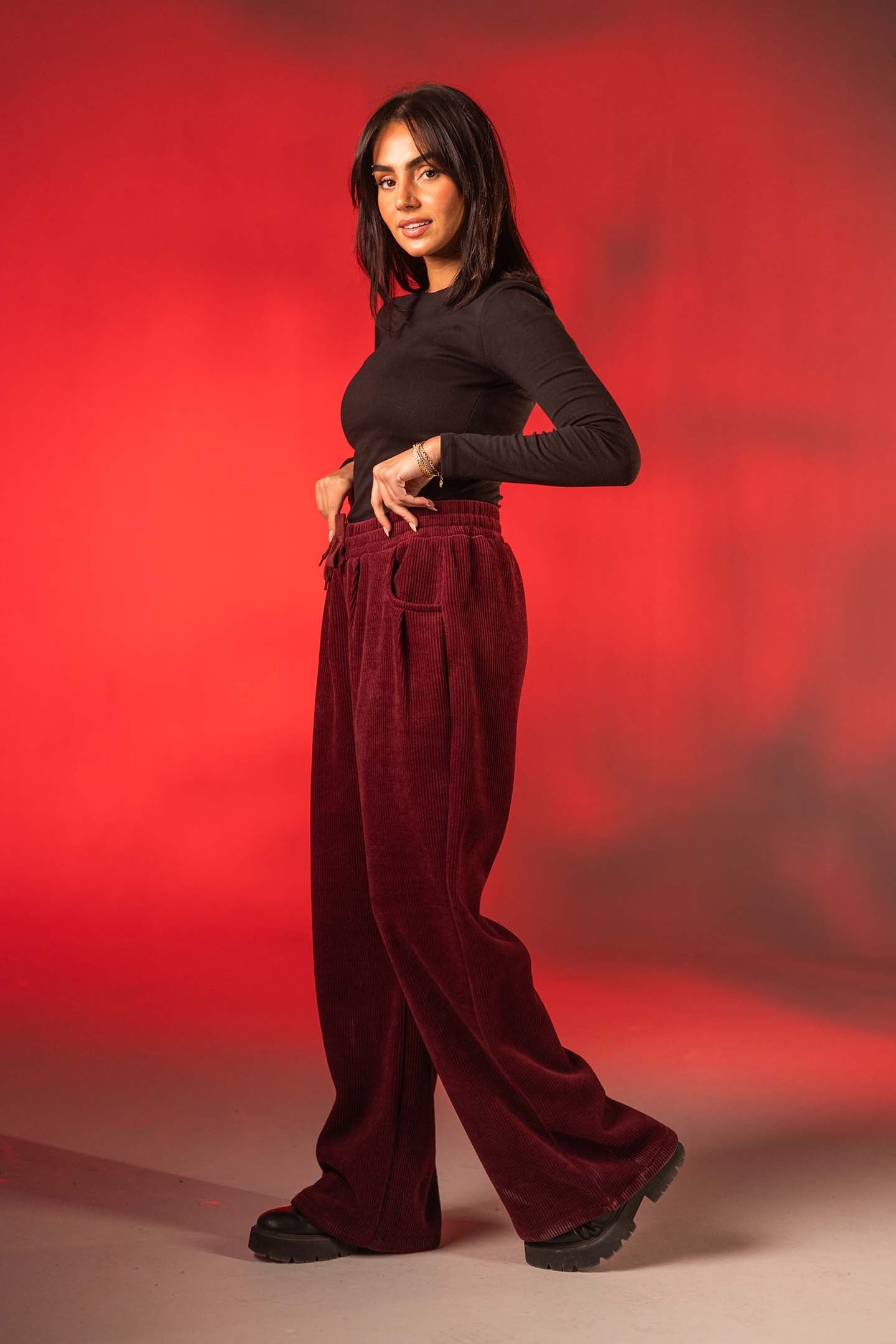 بنطال كوردروي عنابي بقَصّة واسعة