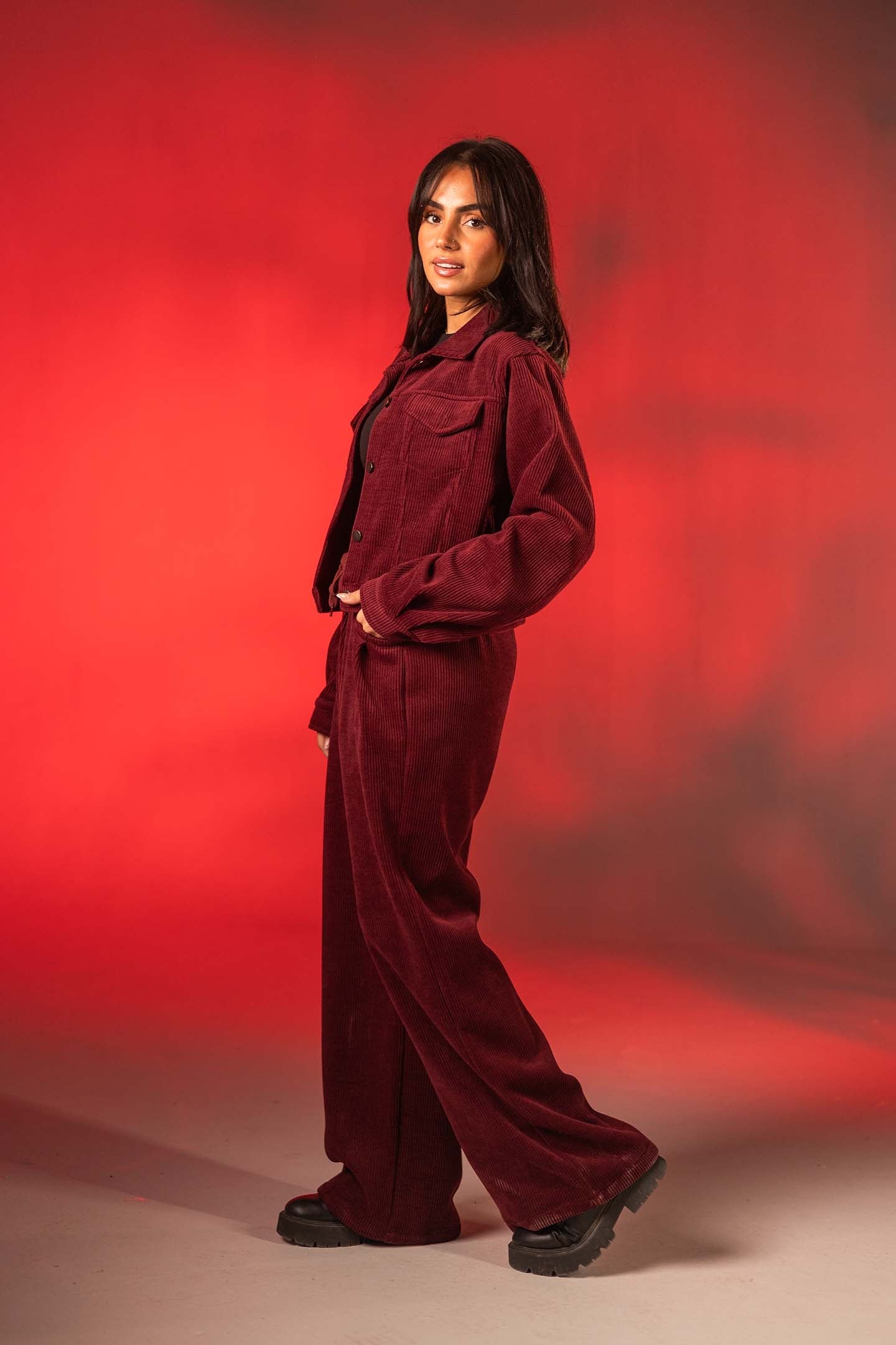 بنطال كوردروي عنابي بقَصّة واسعة