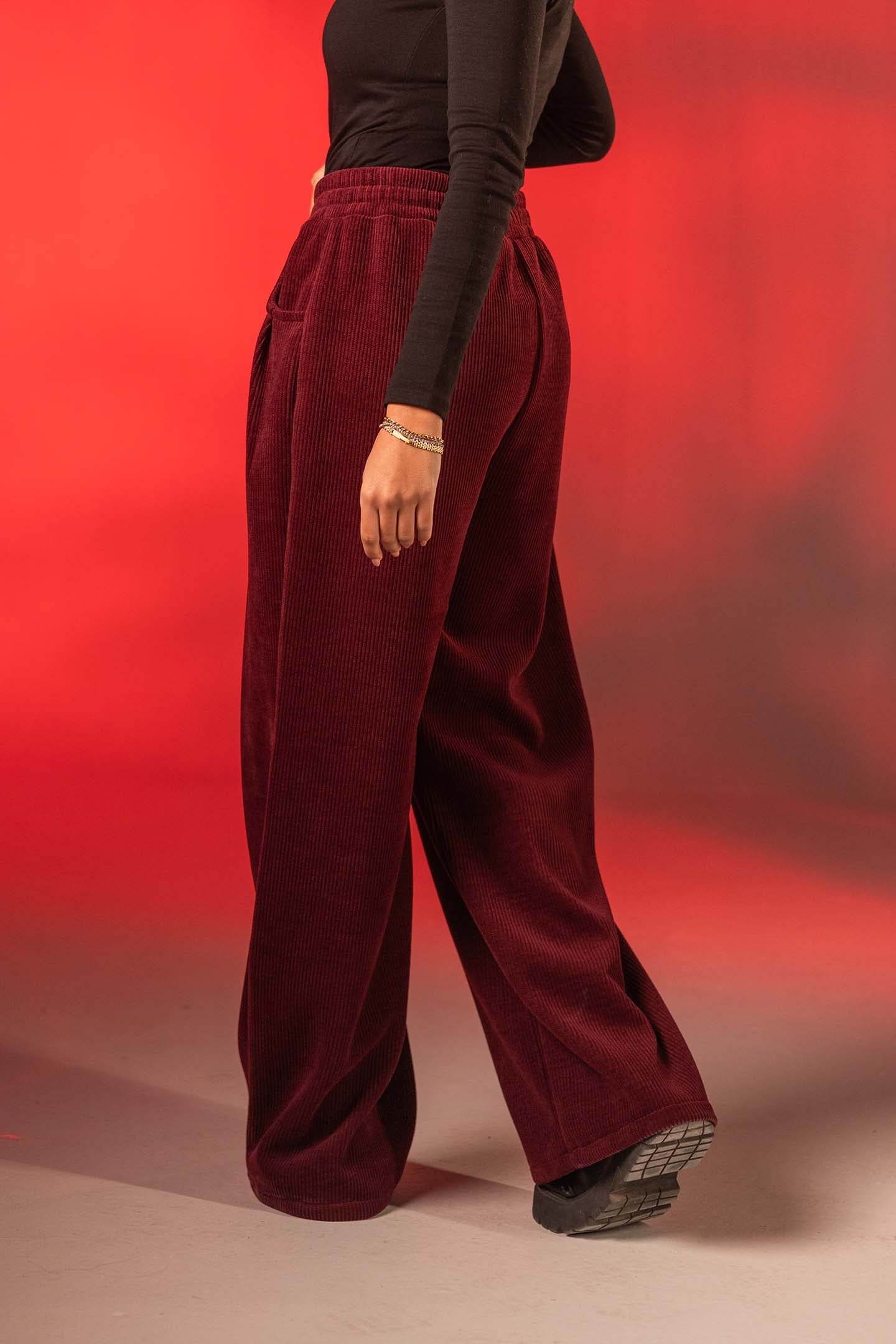 بنطال كوردروي عنابي بقَصّة واسعة
