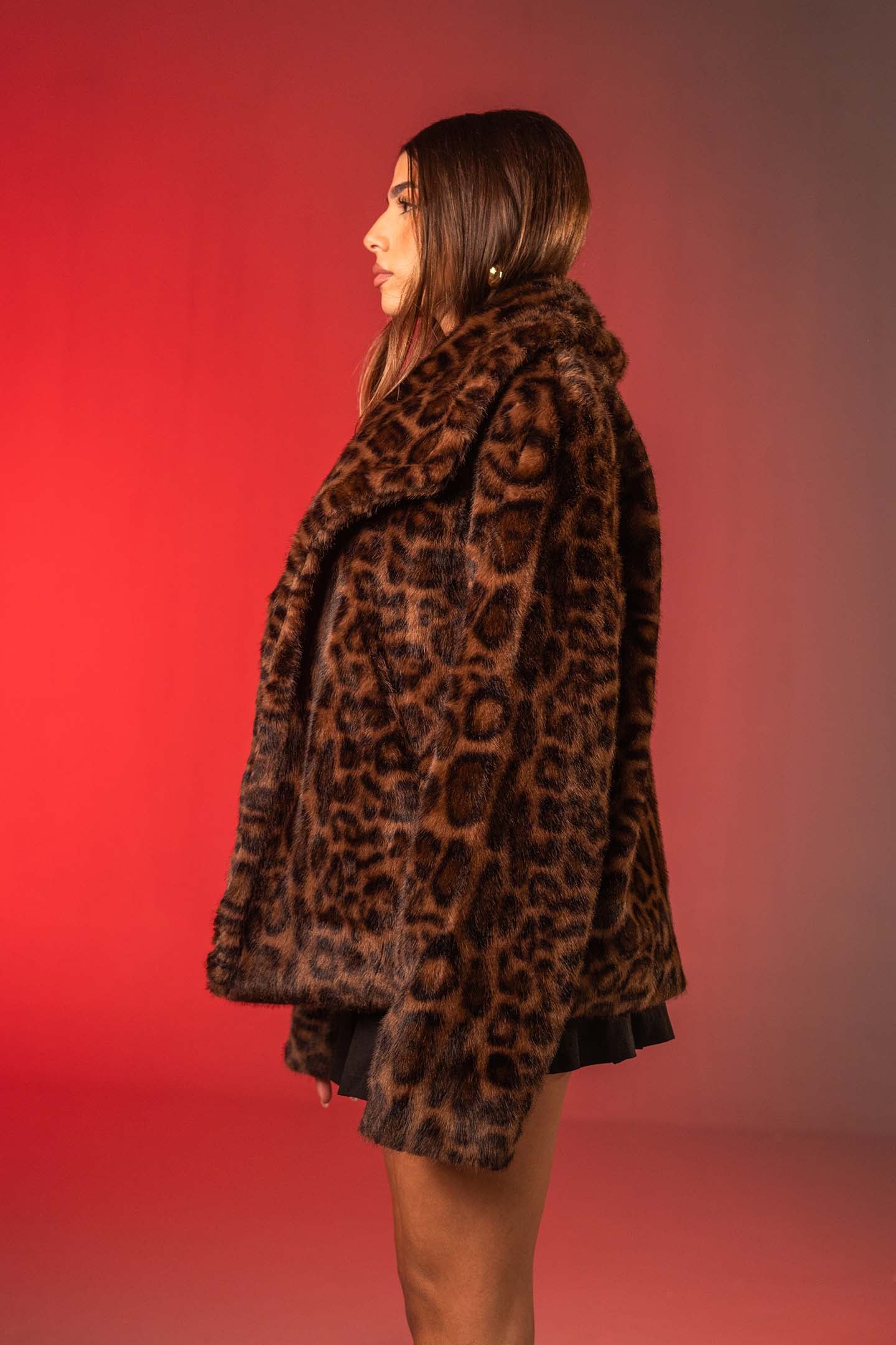 معطف فرو صناعي بني بطبعة حيوانات