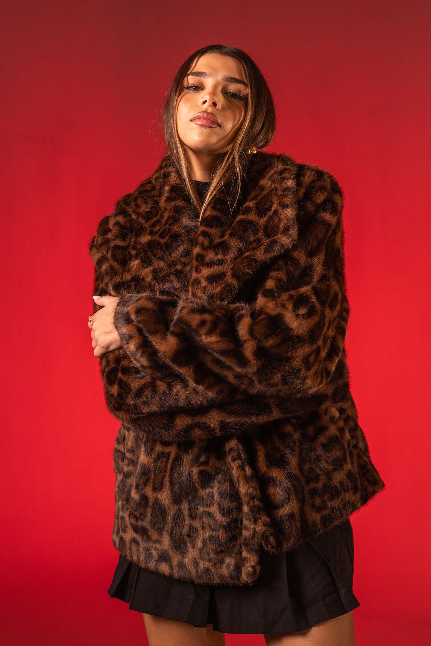 معطف فرو صناعي بني بطبعة حيوانات