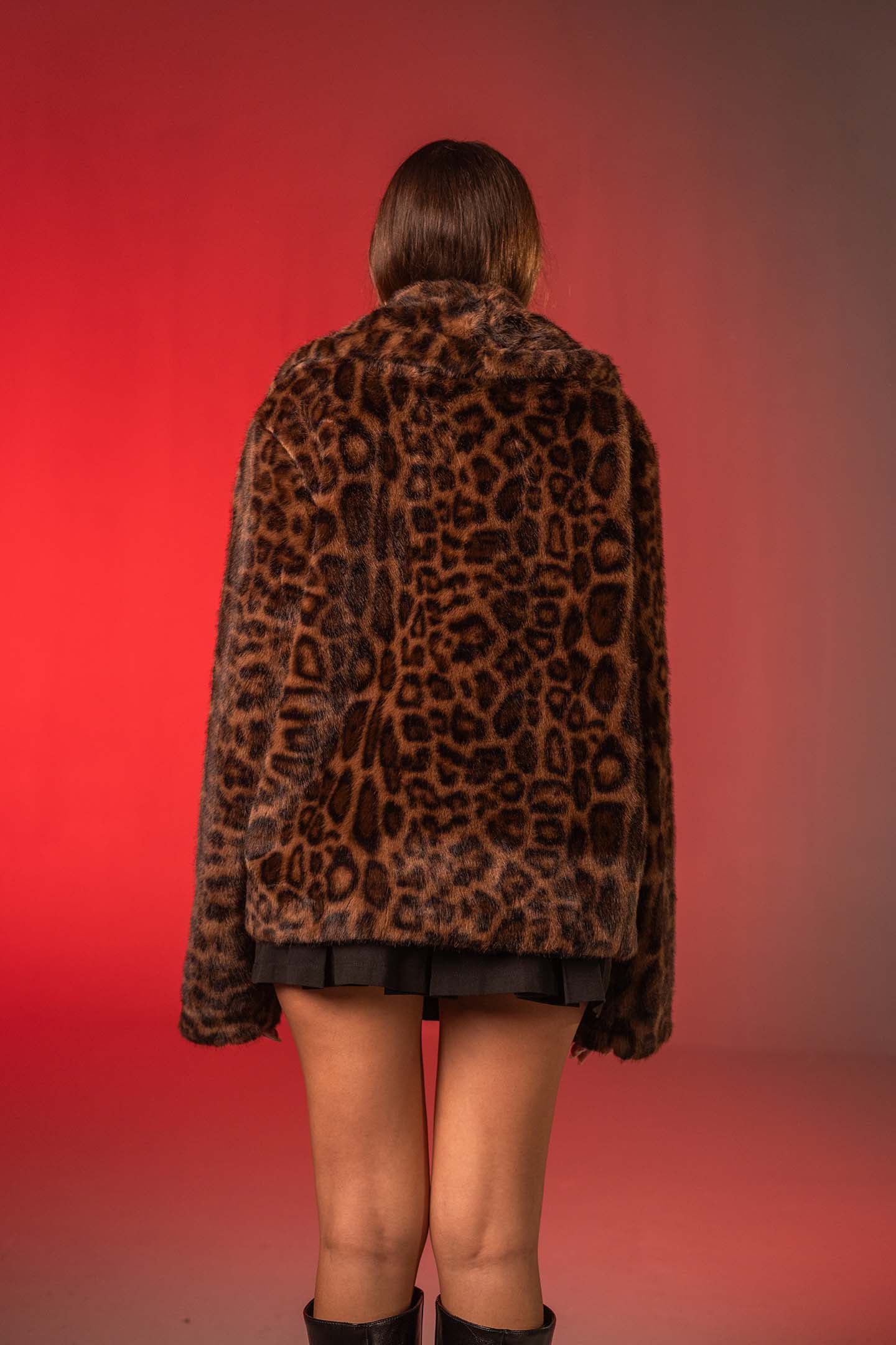 معطف فرو صناعي بني بطبعة حيوانات