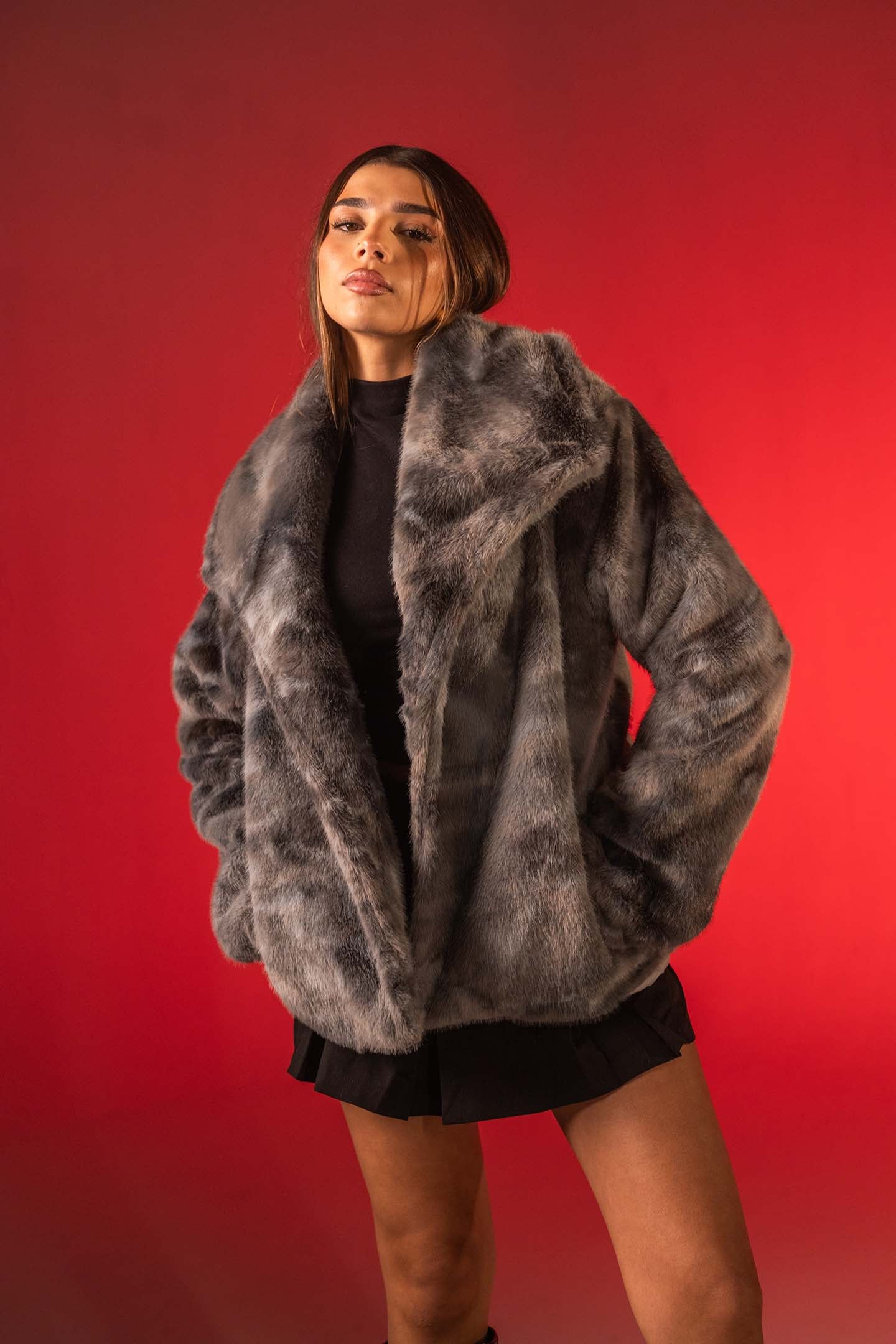 معطف فرو صناعي ناعم بلون الرمادي