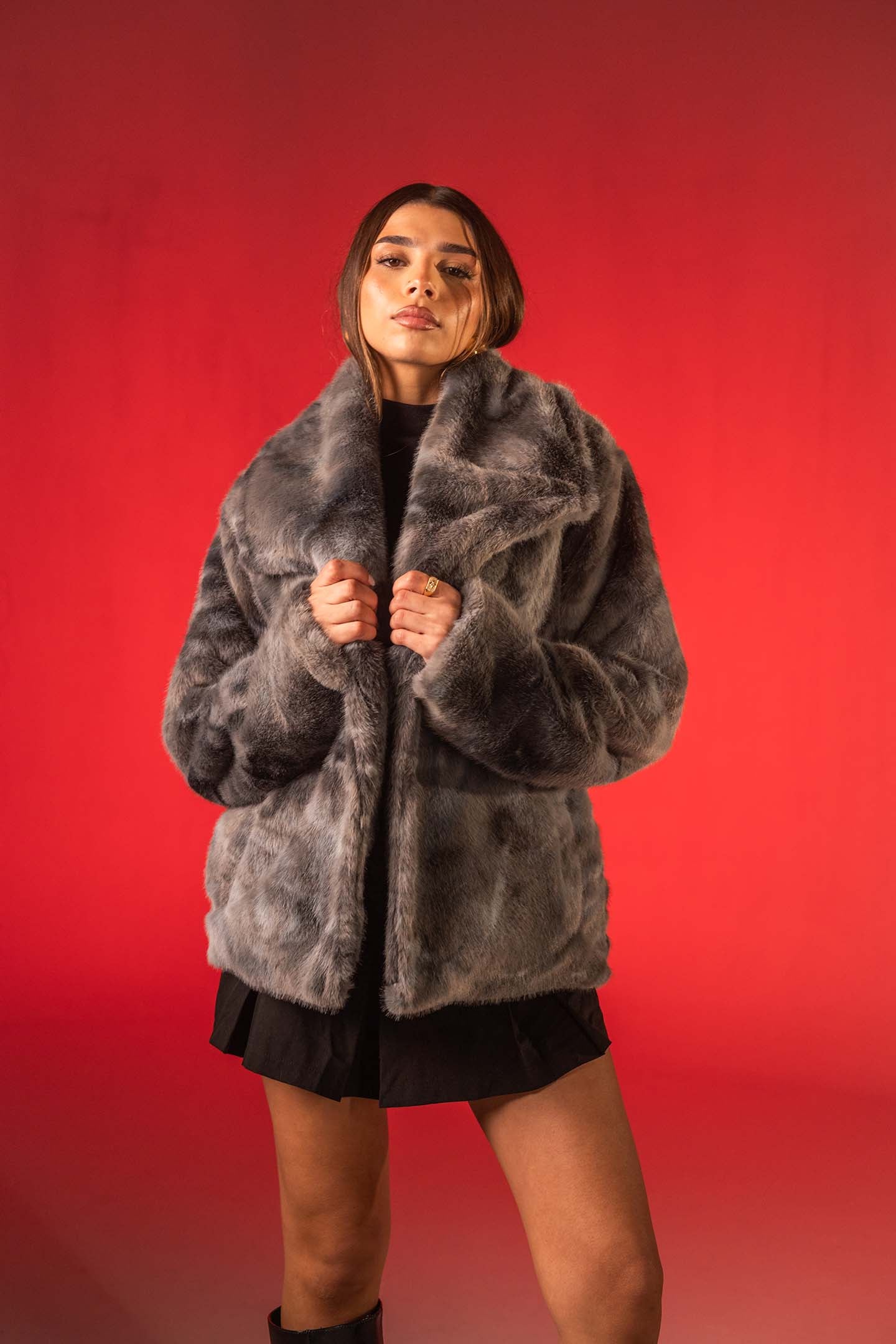 معطف فرو صناعي ناعم بلون الرمادي