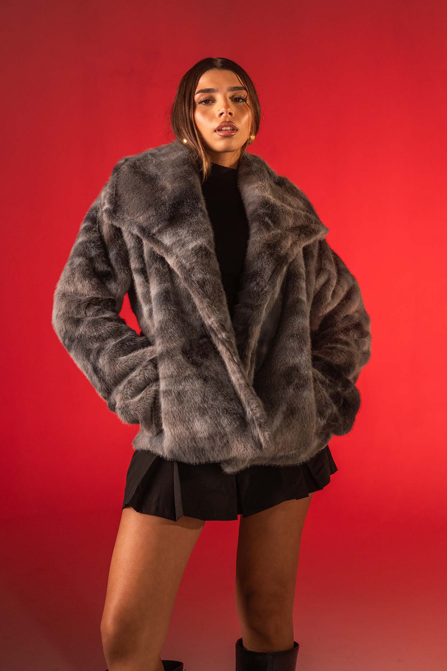 معطف فرو صناعي ناعم بلون الرمادي