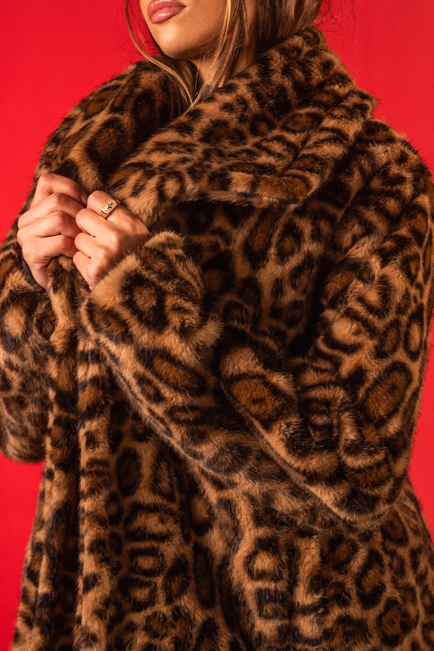 معطف فرو صناعي ناعم بلون بني فاتح