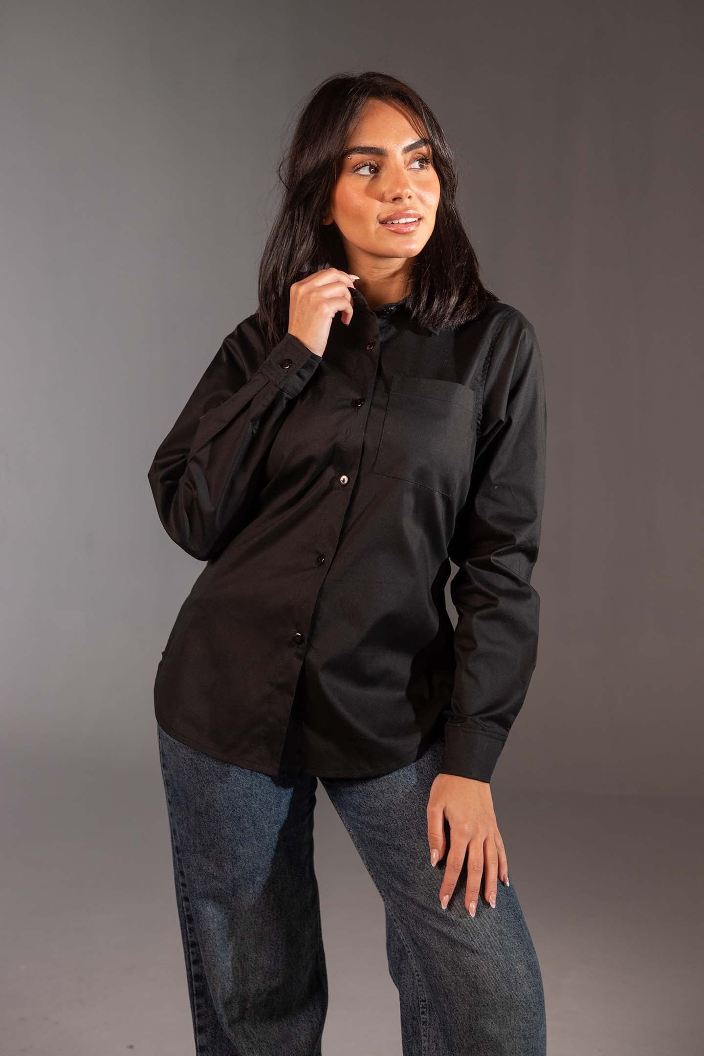 قميص قطن أسود بقَصّة قياسية