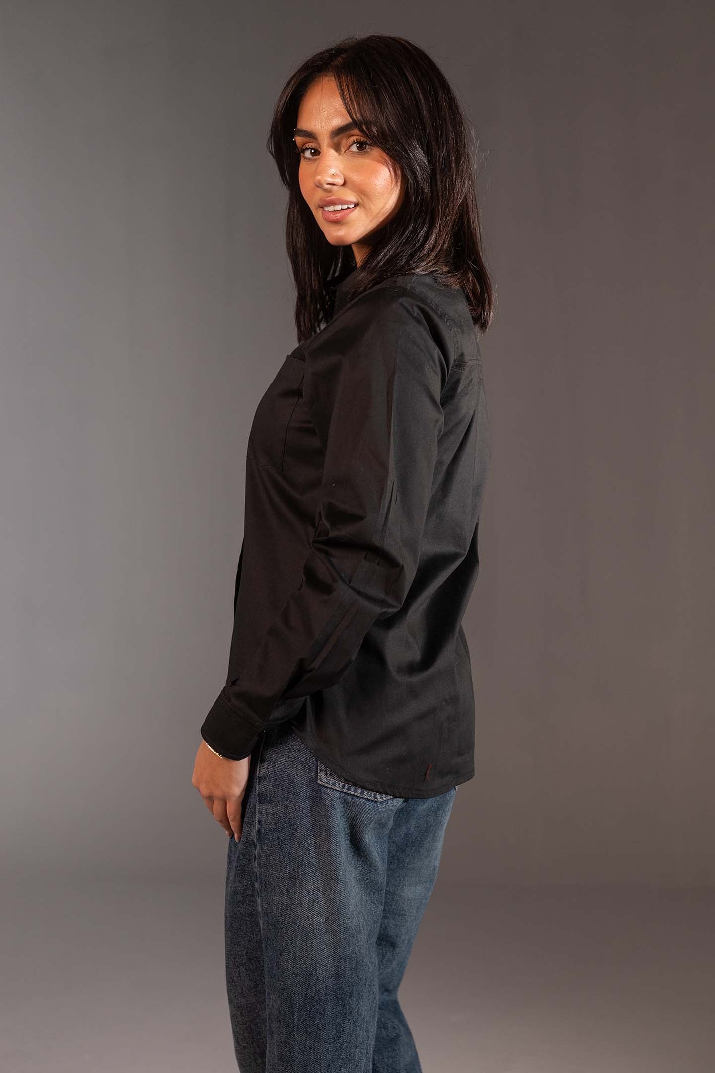 قميص قطن أسود بقَصّة قياسية