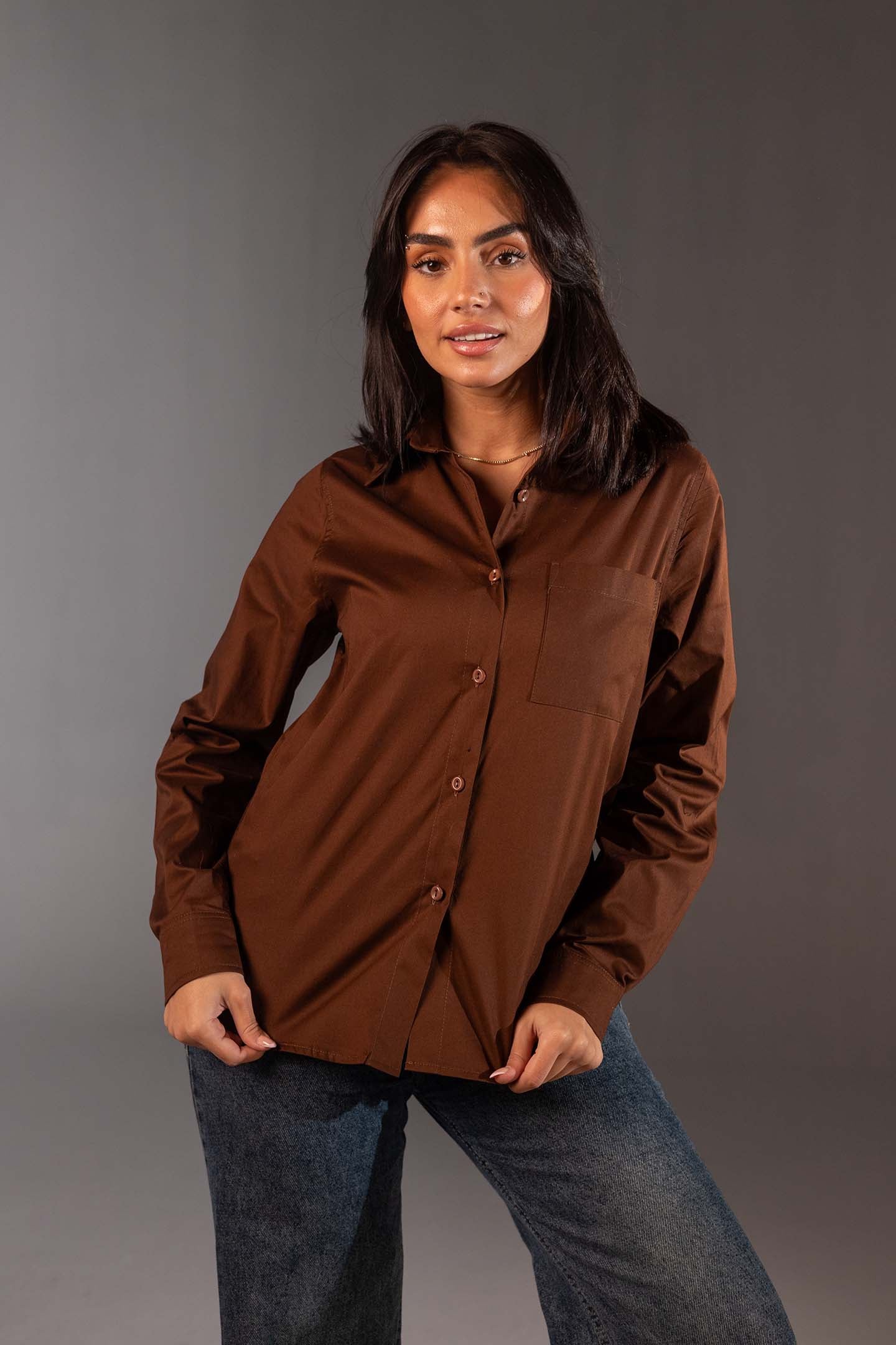 قميص قطن بني بقَصّة قياسية