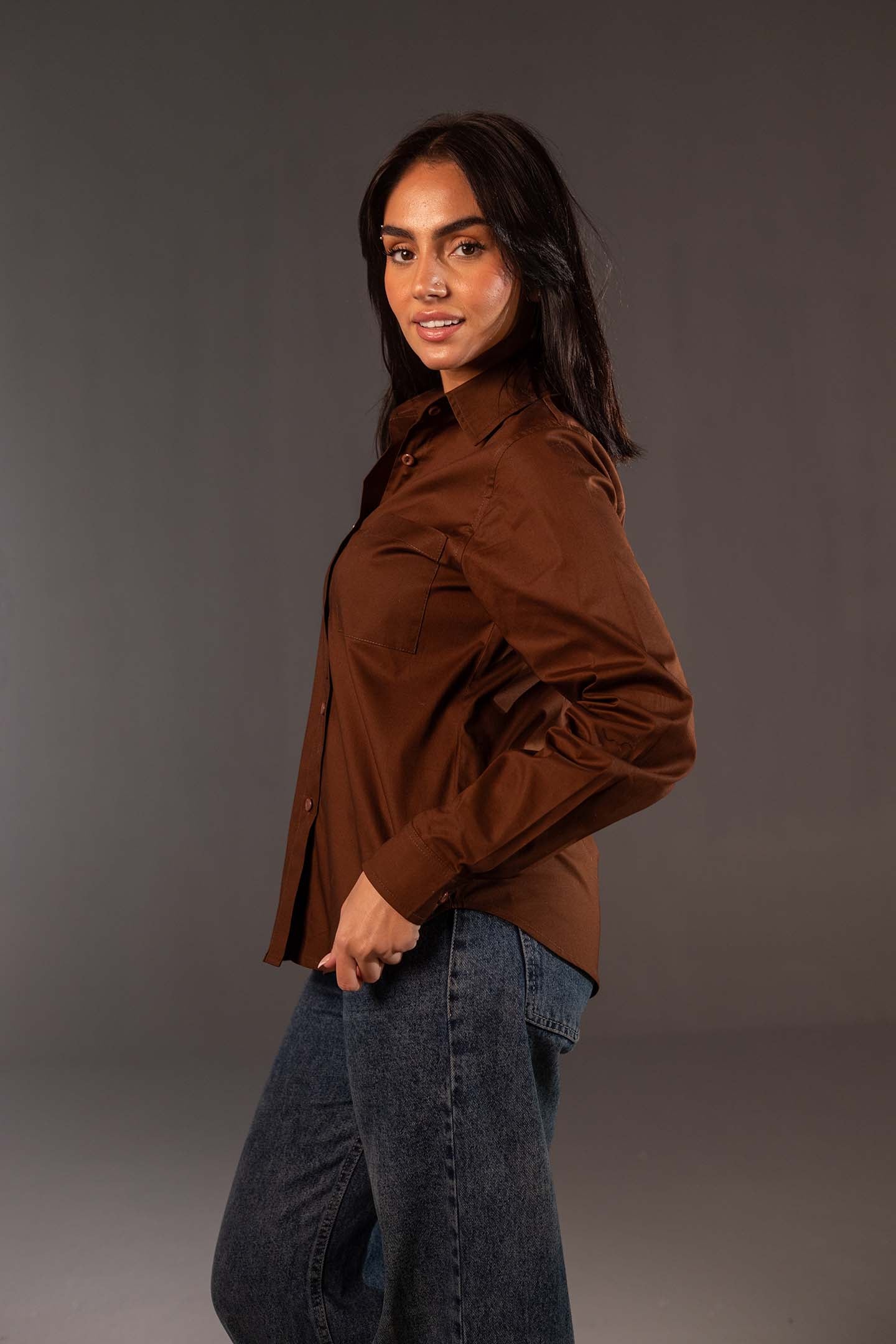 قميص قطن بني بقَصّة قياسية