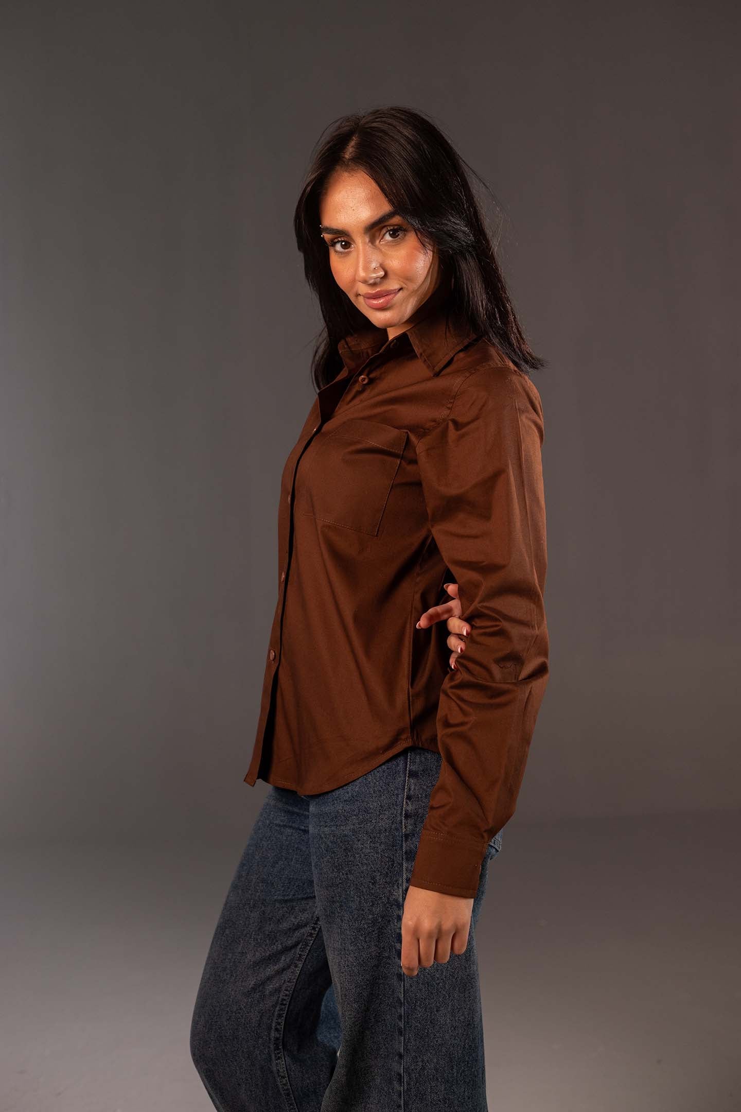 قميص قطن بني بقَصّة قياسية